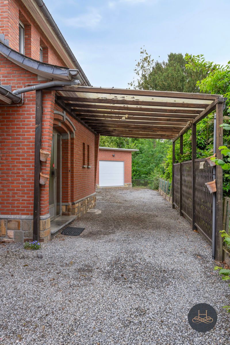 Ruime woning in een rustige groene wijk op een groot perceel foto 4
