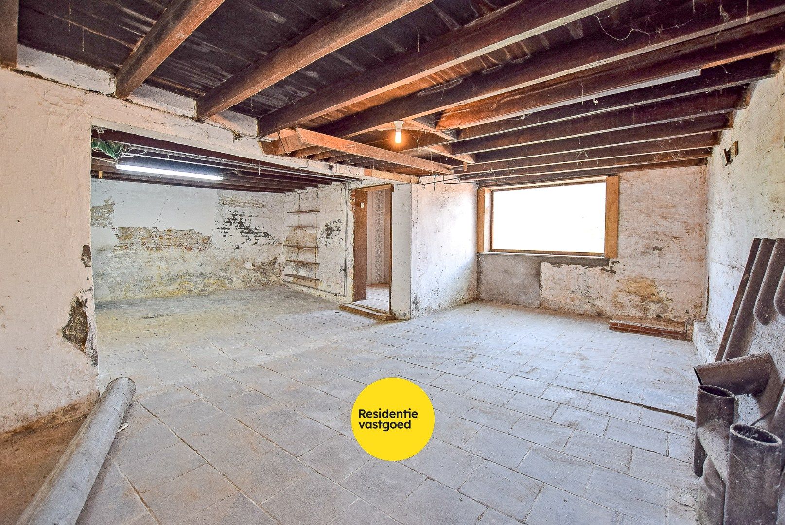 Ruime gezinswoning met 3 slaapkamers, grote tuin en garage.  foto 17