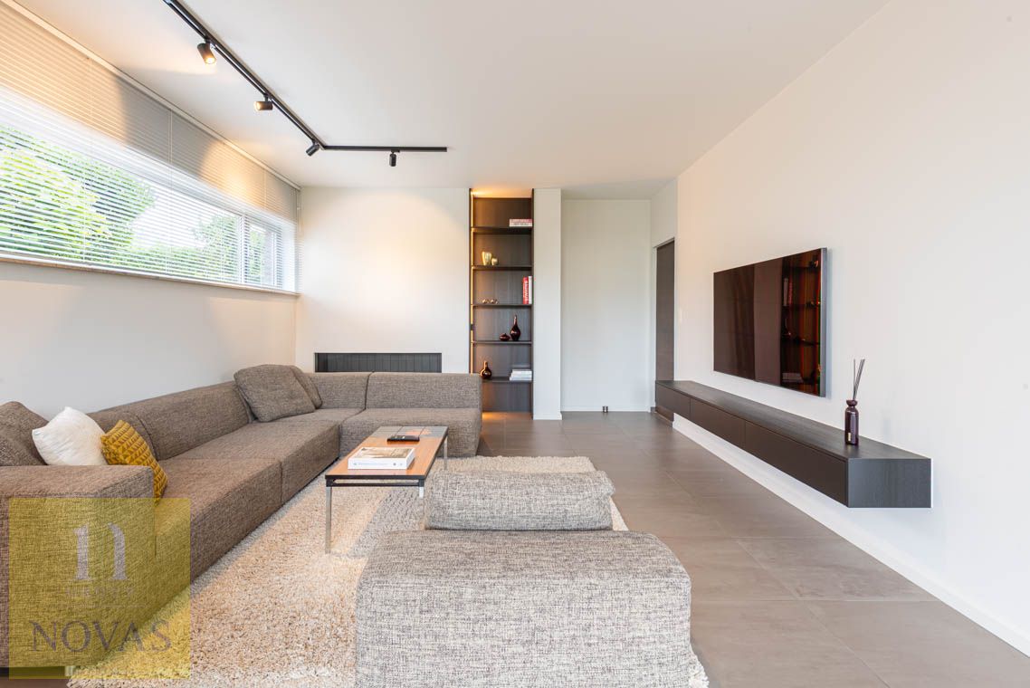 Ruime instapklare woning met 4 tot 5 slaapkamers, zonnepanelen, airco, inpandige garage en buitenstaanplaatsen foto 9