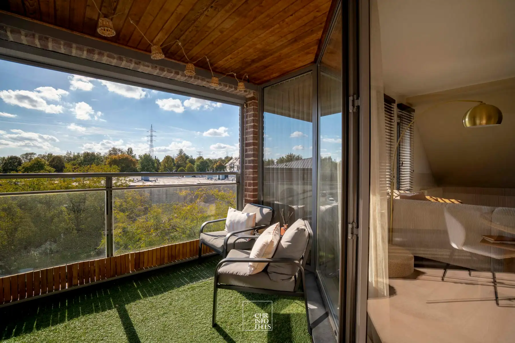 Stijlvol gerenoveerd 2-slaapkamerappartement (101m²) met garagebox in Lanaken!  foto 5