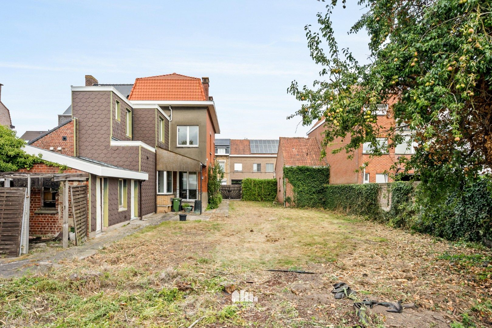 Te renoveren herenwoning met zonnige tuin en garage in hartje Ieper foto 19