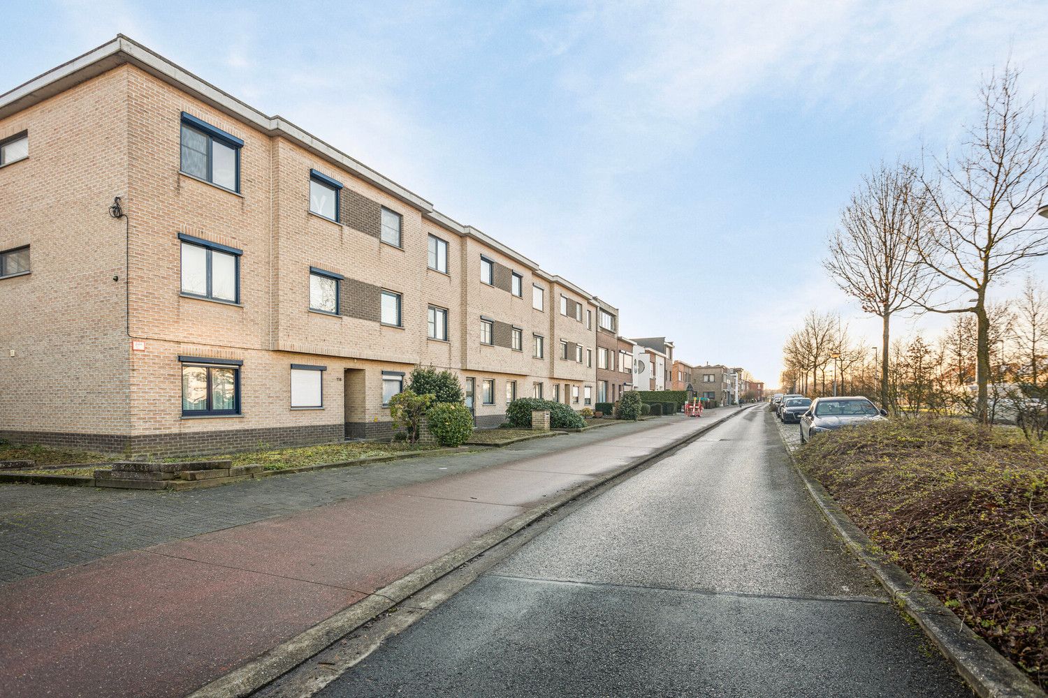 Instapklaar appartement vlakbij het Schoonselhof met 2 slks, terras en garagebox! foto 4