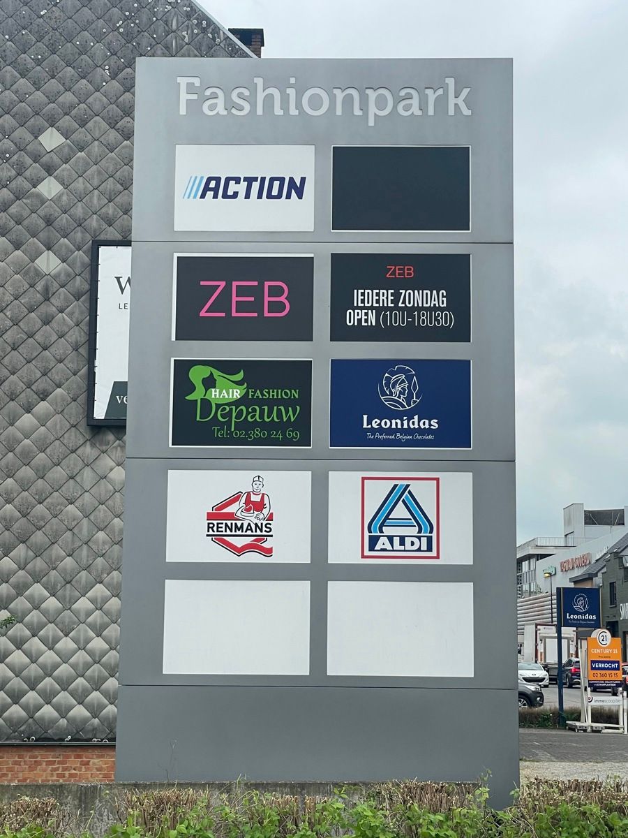 Te huur: winkelruimtes van ca. 800 en 650 m²  foto 2