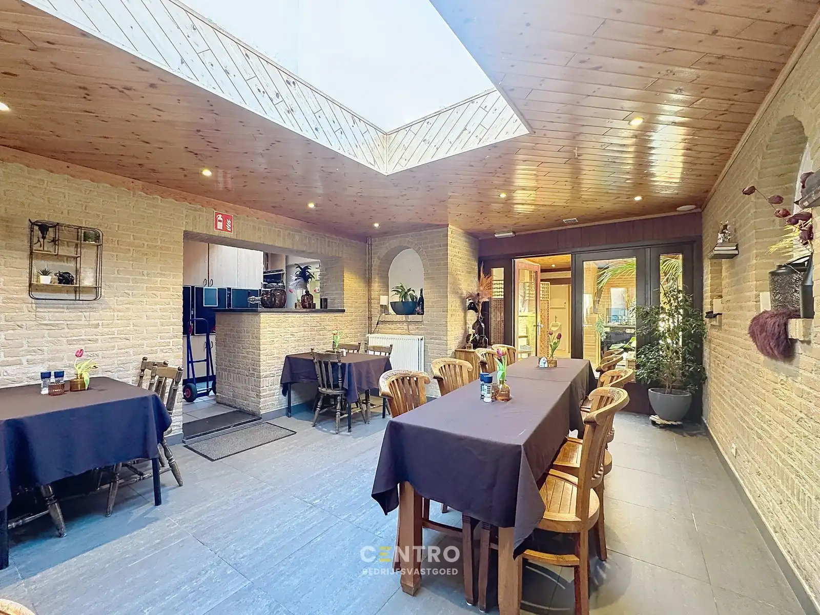 Unieke horecazaak te koop mét woongelegenheid (3 slpkms) en buitenterras in het toeristische hart van Brugge! foto 9