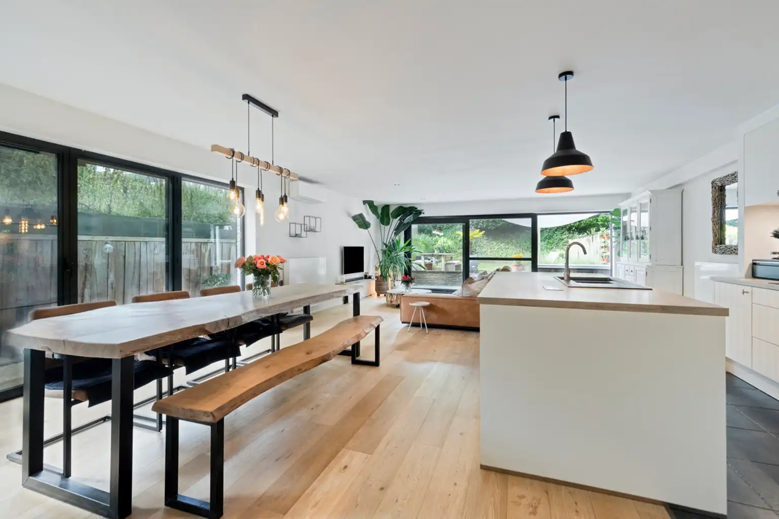Instapklaar 2-slaapkamerappartement met tuin en garage foto 12