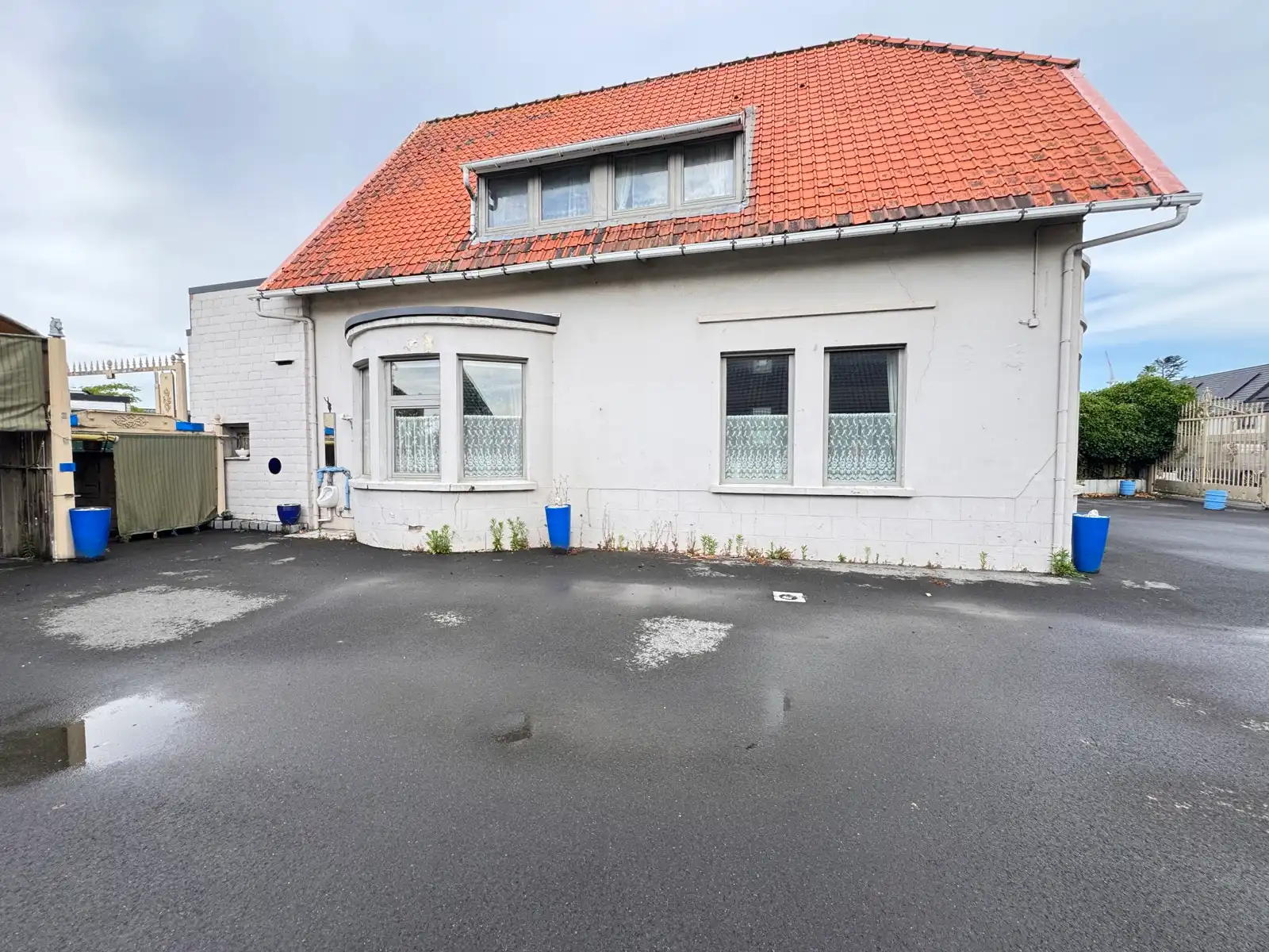 Ruime open bebouwing op commerciële ligging in Gistel. foto 3
