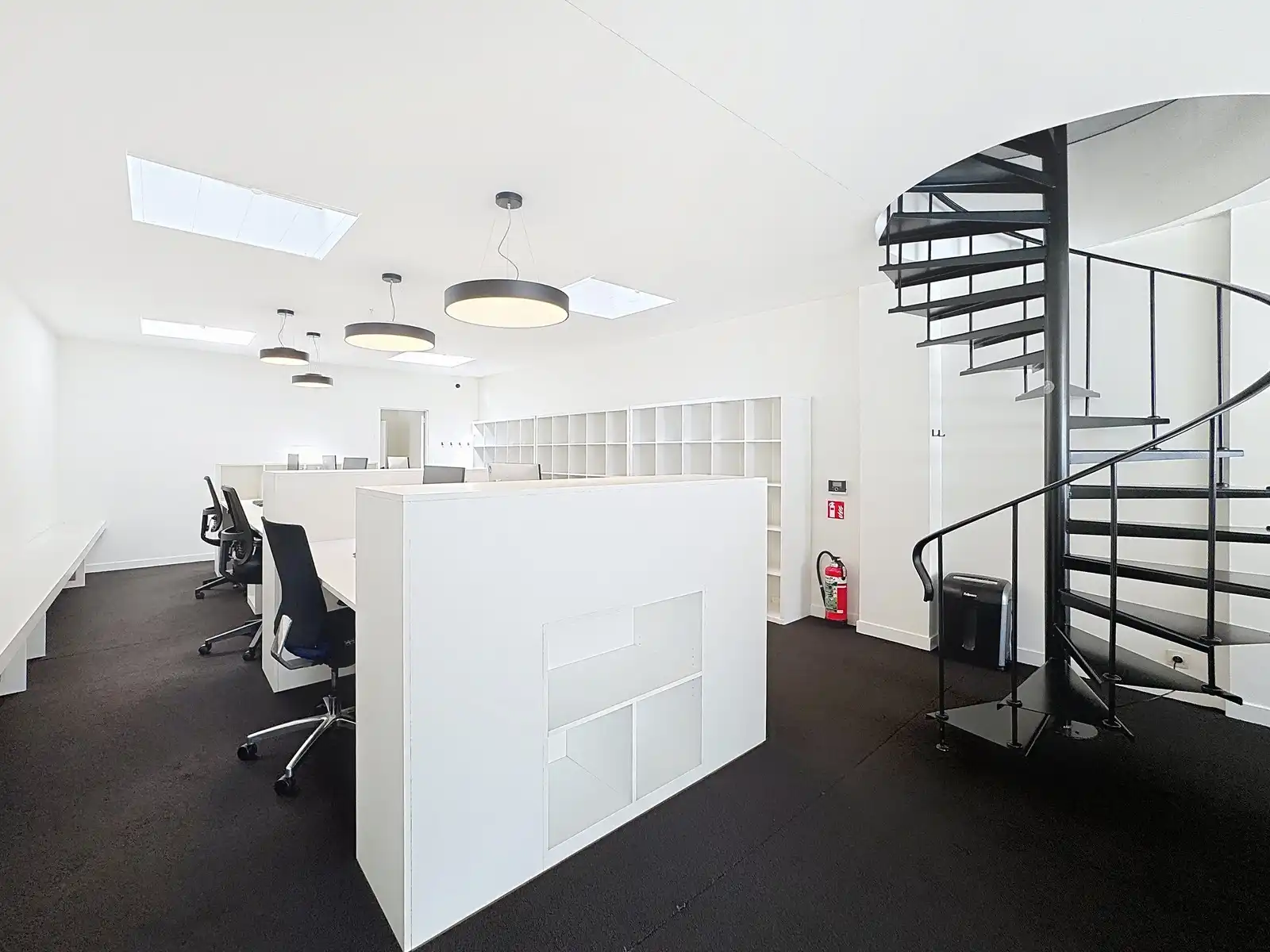 TOPLOCATIE: Lichtrijk en instapklare KANTOORGEBOUW (13 werkplaatsen) met ruime (198 P) parkeergelegenheid voor de deur! Vlakbij het station van Brugge. foto 6