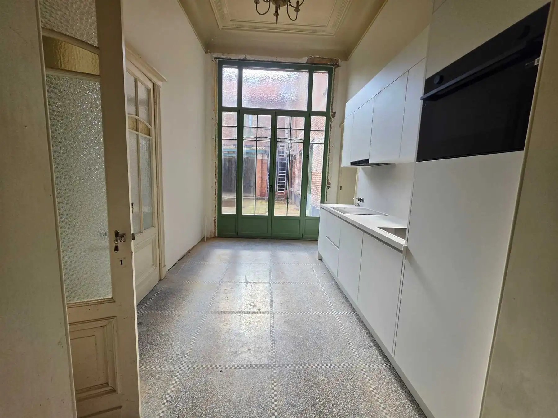 Ruim gelijkvloers semi casco appartement van 106 m² met 2 slaapkamers nabij Zurenborg foto 3