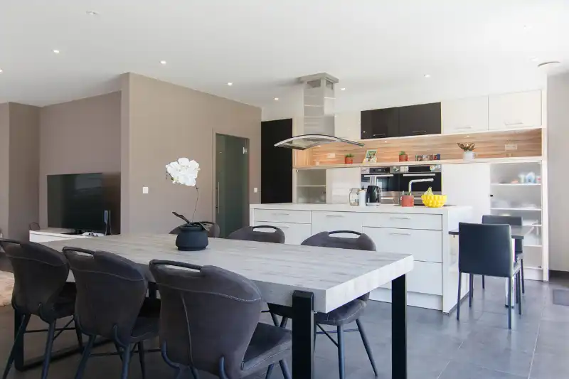 Moderne en energiezuinige woning met volledige onderkeldering gelegen op een residentieel en rustig perceel&nbsp;van 14 aren 45 centiaren nabij de scholen en het centrum van Genk foto 10