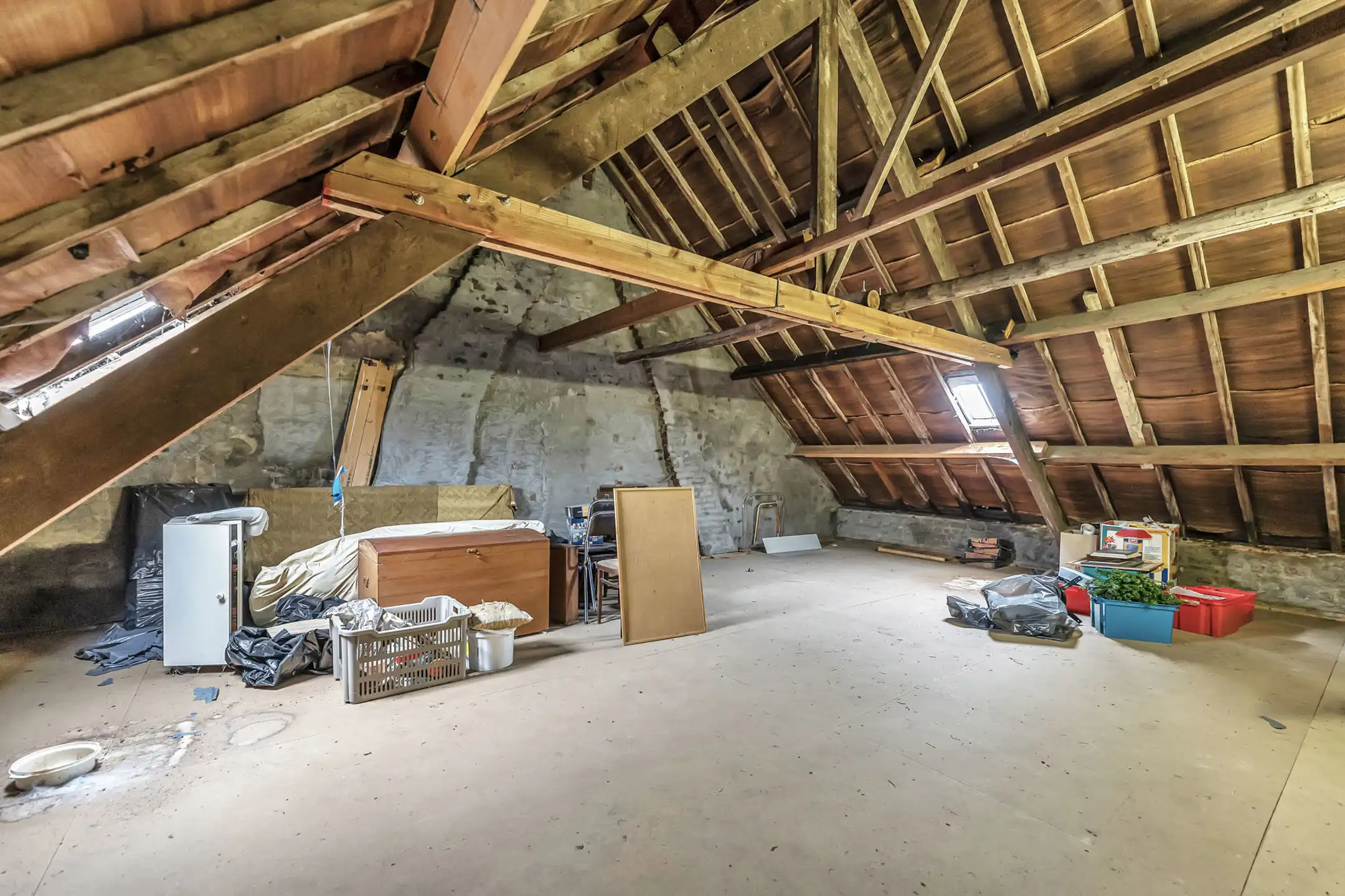 Ruime te renoveren woning met garage en veel potentieel foto 17