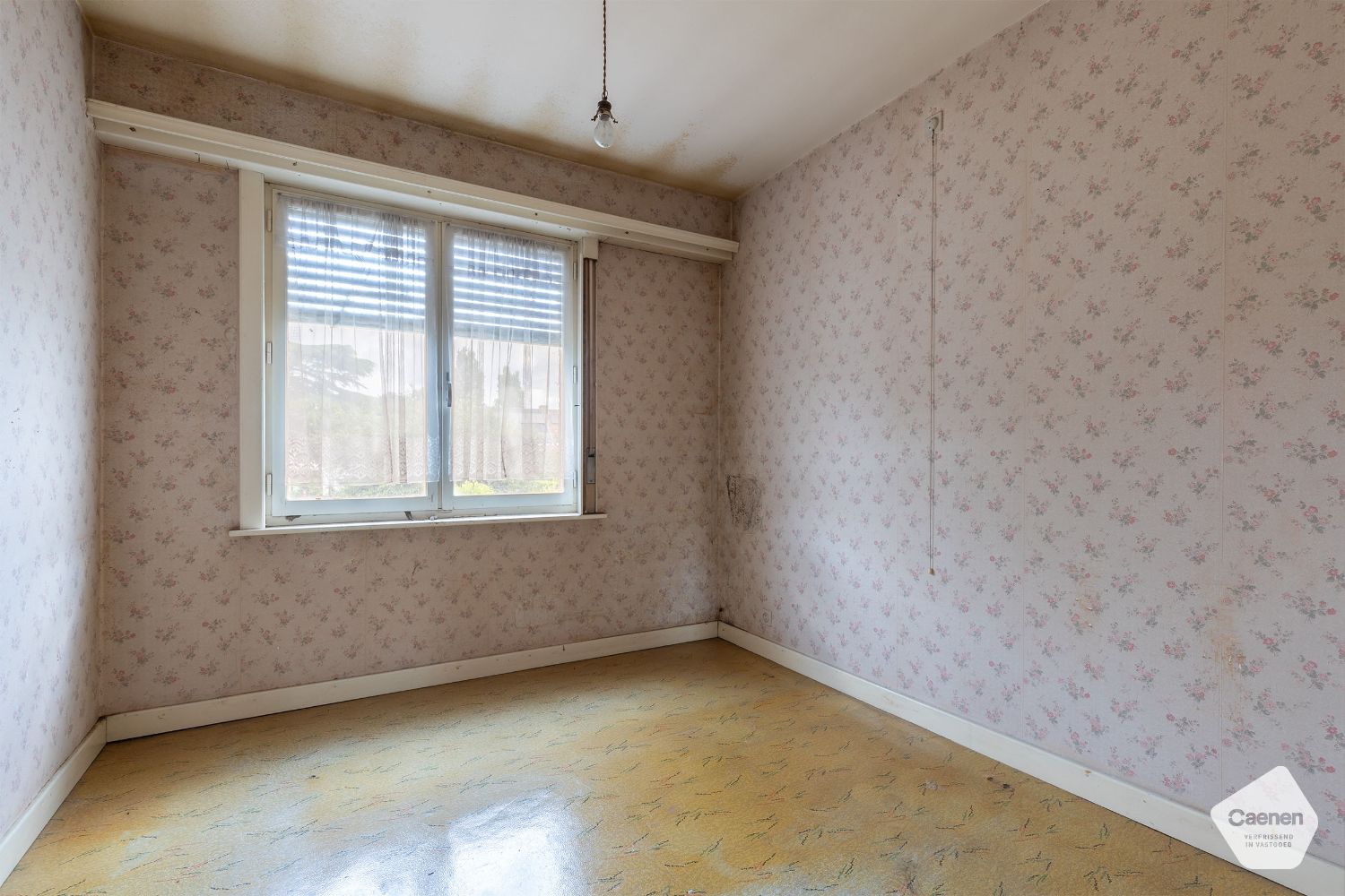 TE RENOVEREN STEVIGE HALF-OPEN WONING op CENTRALE LIGGING met 4 slaapkamers en GARAGE foto 10