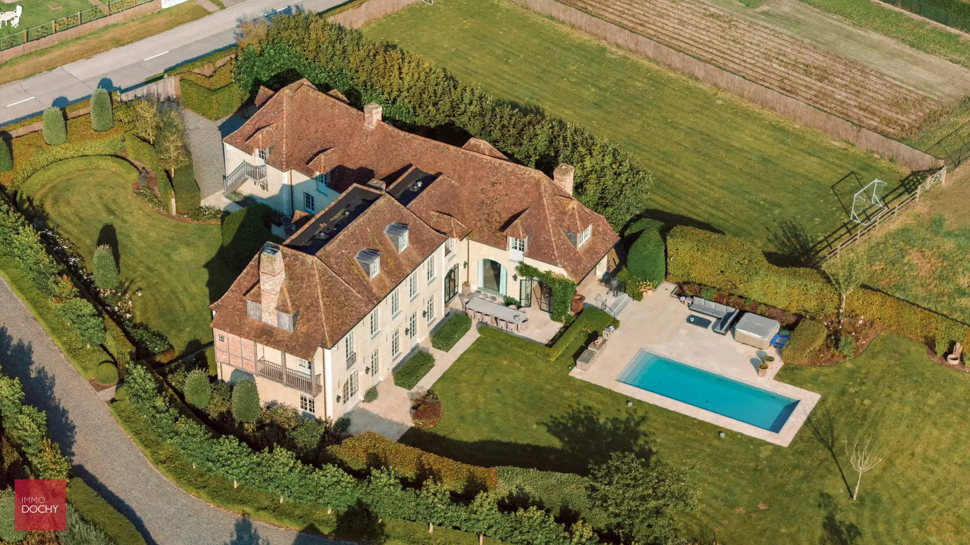 Recente luxe-villa met zwembad foto {{pictureIndex}}