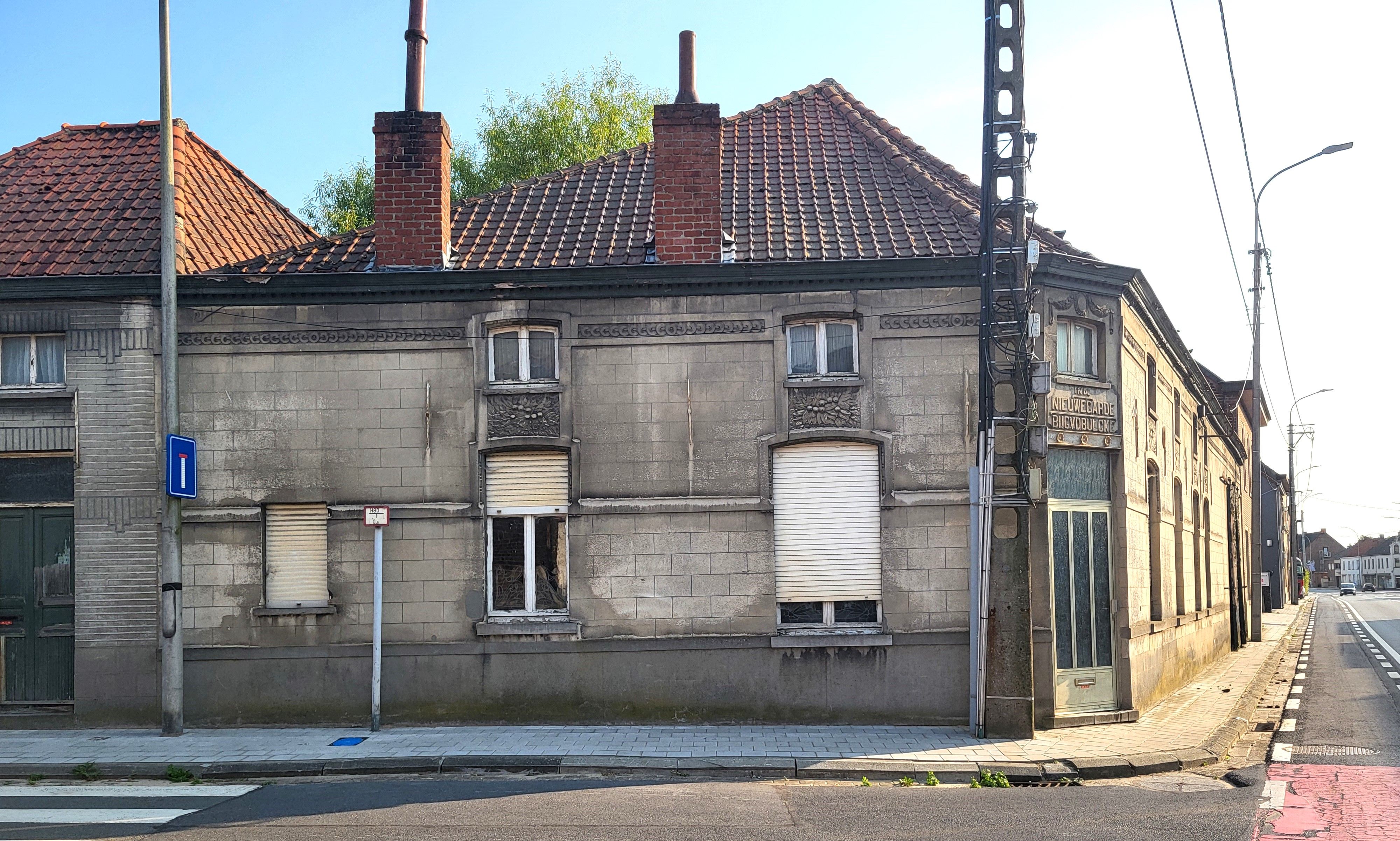 Prachtig te renoveren burgerwoning op 318m² met ruime garage en stalling. foto 4