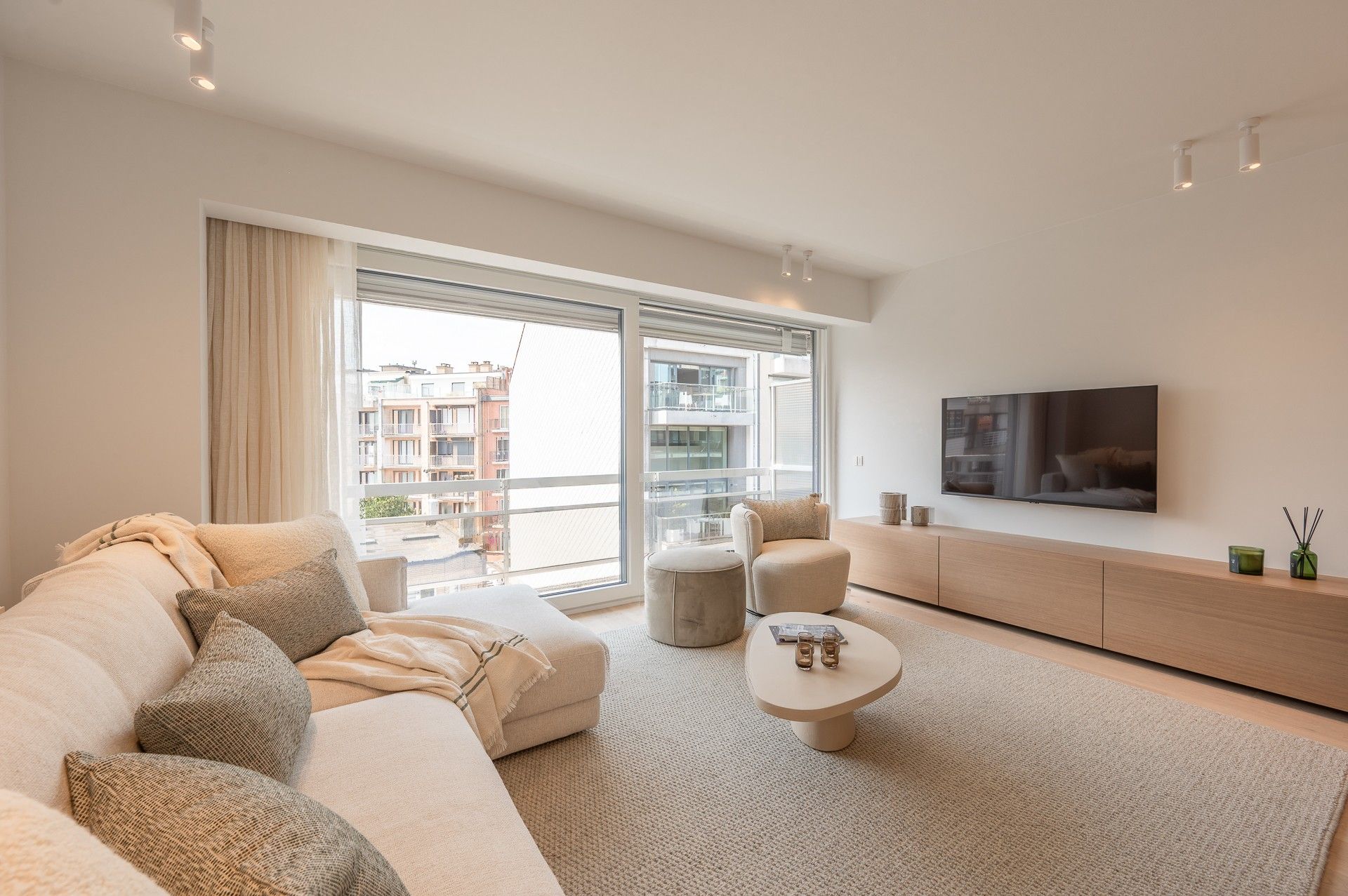 Verfijnde renovatie met 3 slaapkamers in hartje Knokke foto {{pictureIndex}}