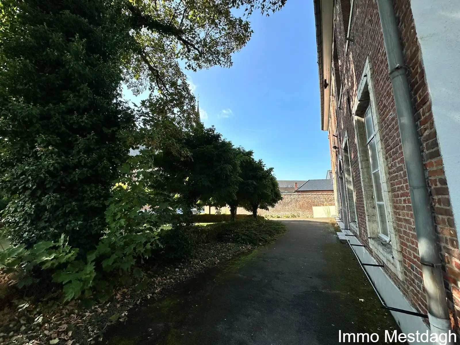 In de schaduw van de kerktoren bevindt zich deze mooie historische idyllische unieke pastorie.   foto 7