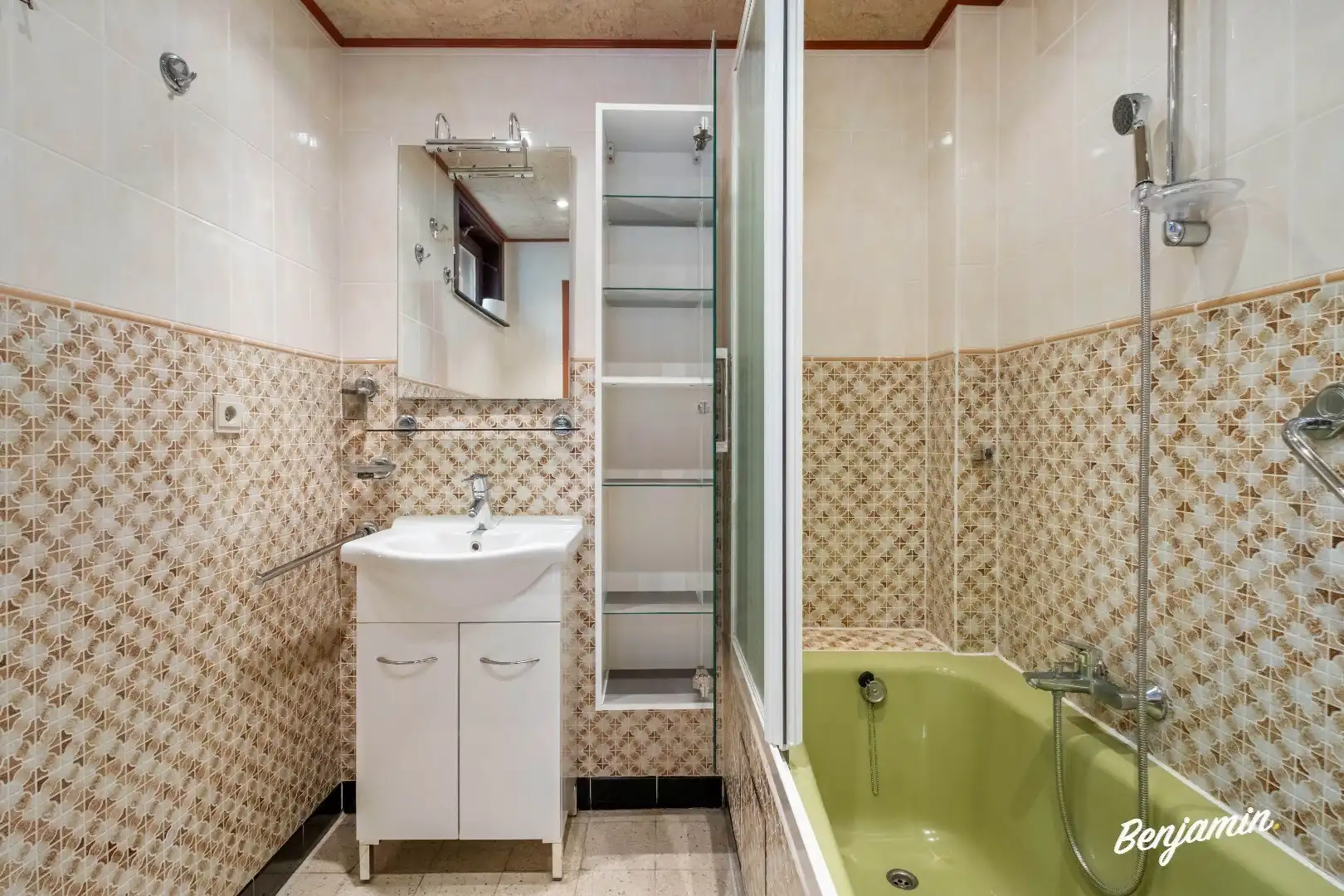 Ruime, verzorgde rijwoning met 4 slaapkamers, tuin en garage op centrale ligging te Menen foto 14