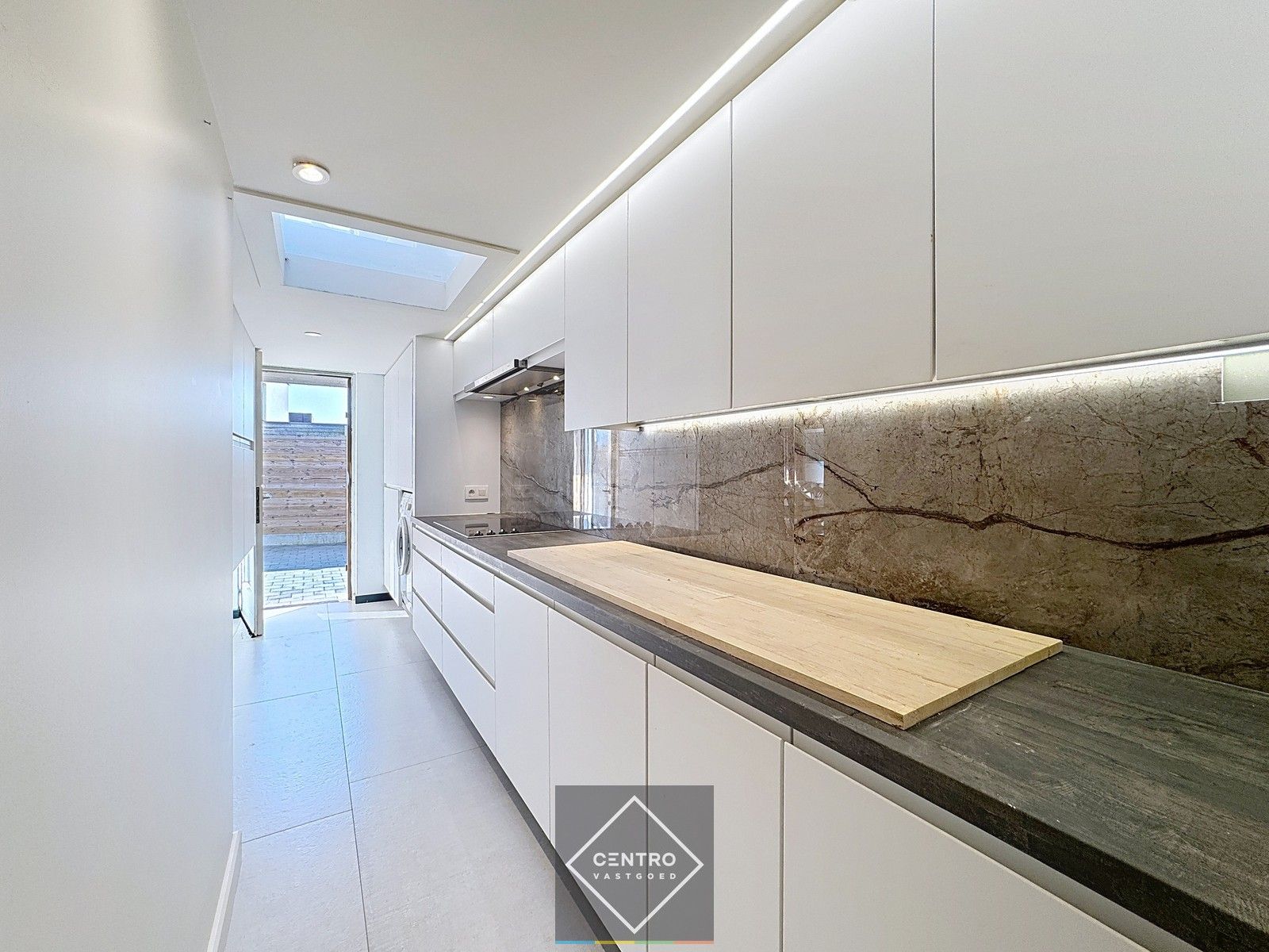 INSTAPKLARE woning met 4 slpks, 2 badks, PRAKTIJKRUIMTE en met MAGAZIJN! foto 12