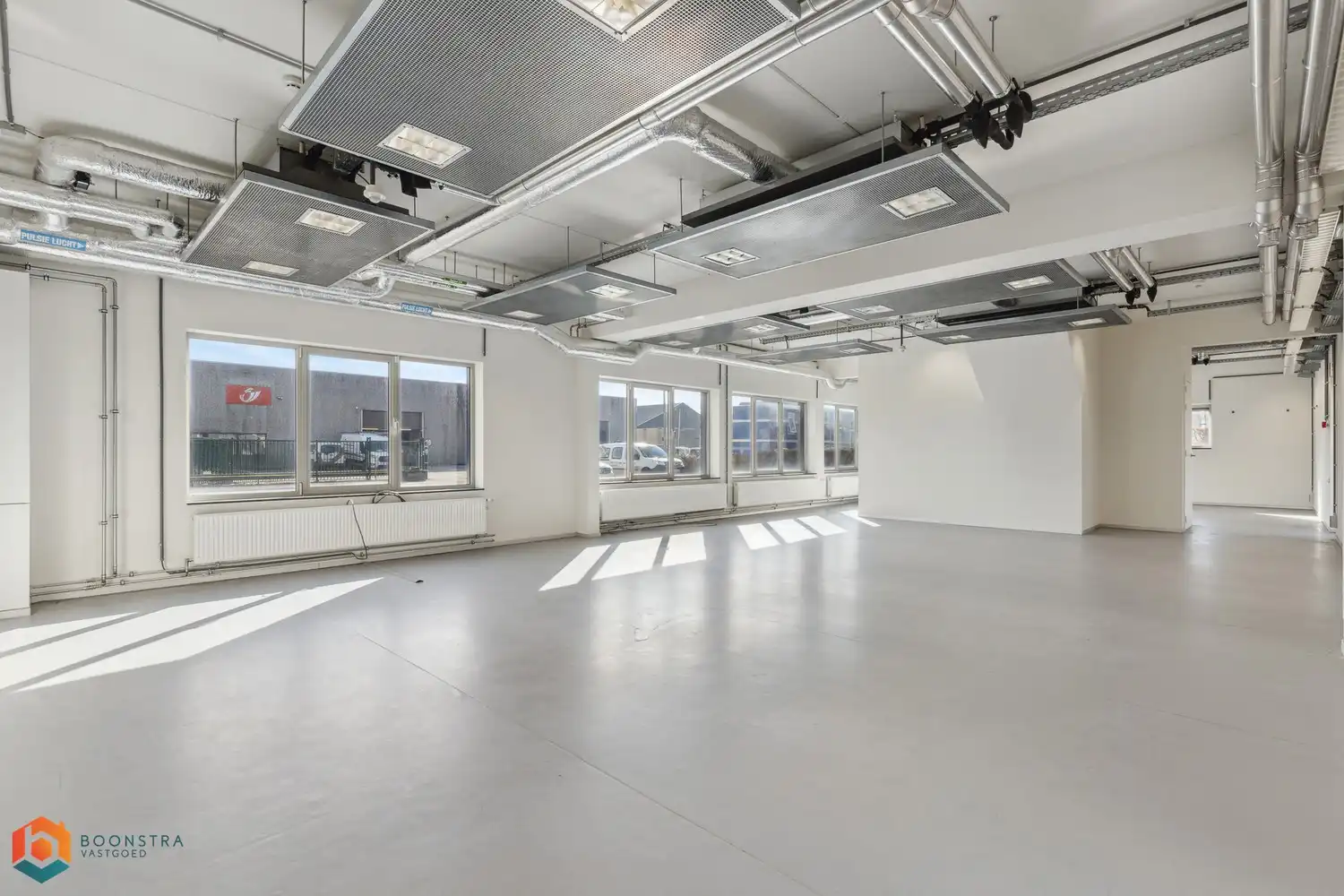 Veelzijdig kantoorgebouw met ruime parking op 2433 m² foto 5