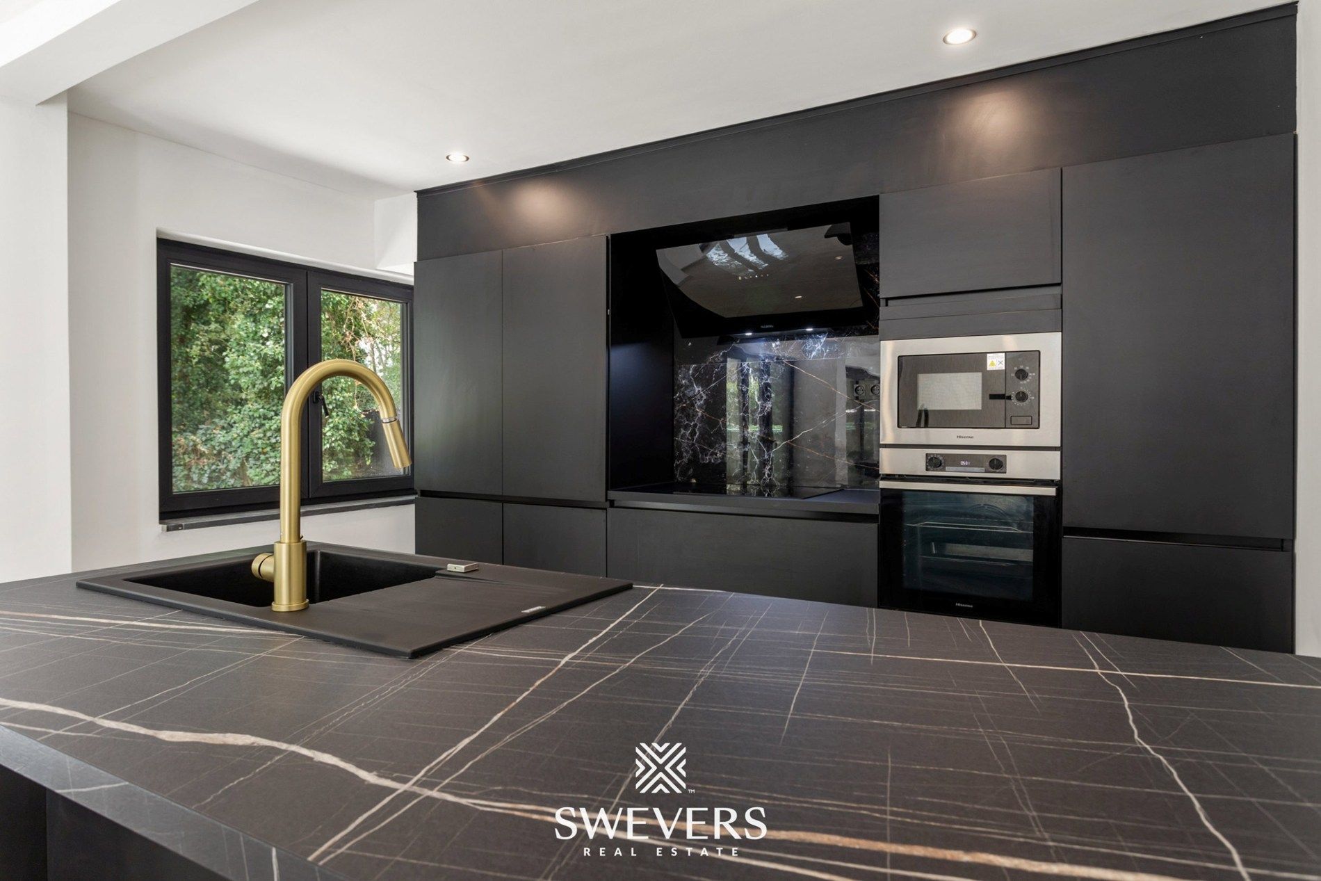 Volledig gerenoveerde gezinswoning met garage en tuin te Genk foto 11