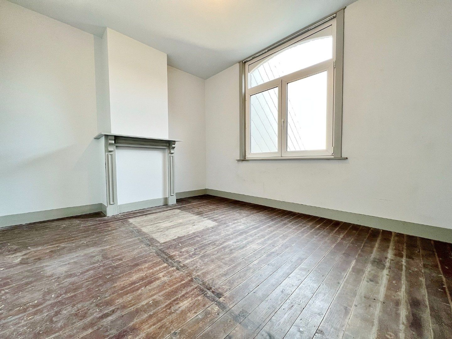 Rijwoning met 4 slaapkamers en koer  foto 14