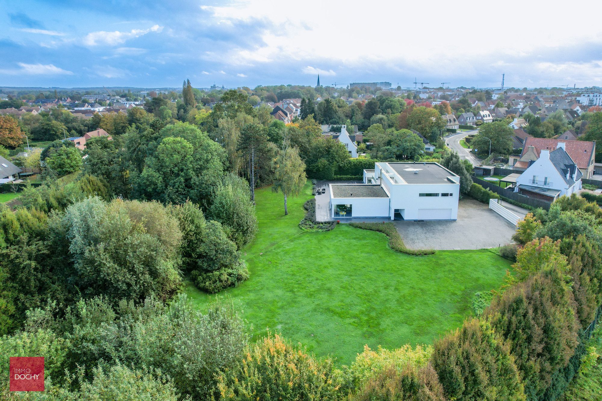 Centraal gelegen moderne ruime villa met appartement of burelen op ca. 5.664m² foto 4