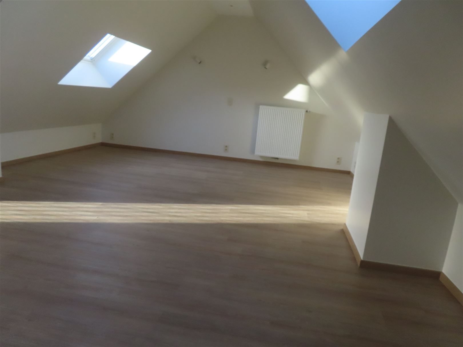 Volledig gerenoveerd duplex appartement met 3 slaapkamers en carport in Heultje centrum! foto 19