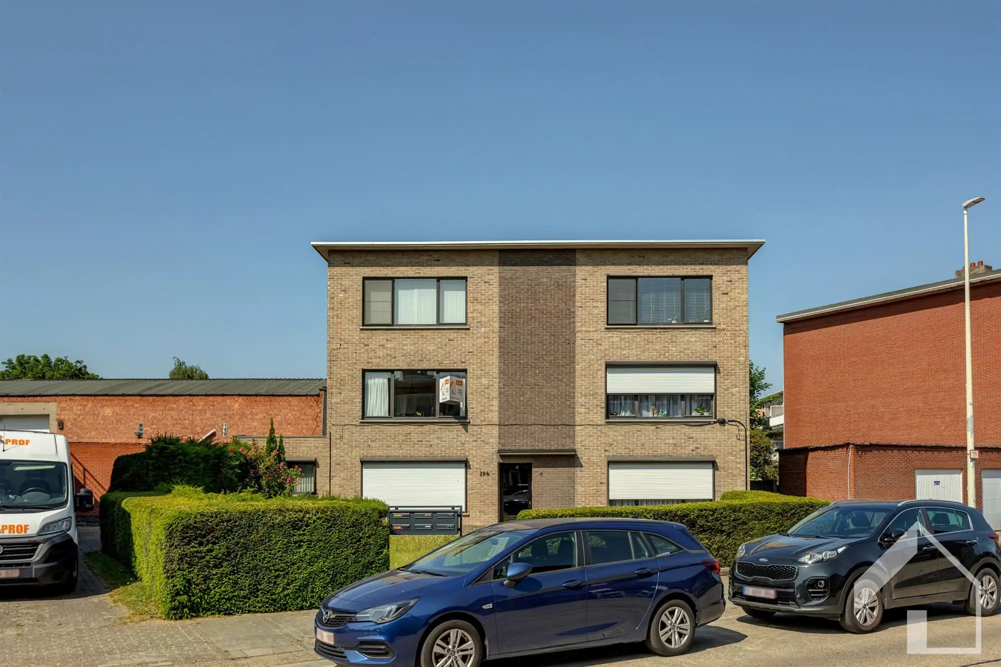 Ruim appartement op de 1e verdieping met garagebox foto {{pictureIndex}}