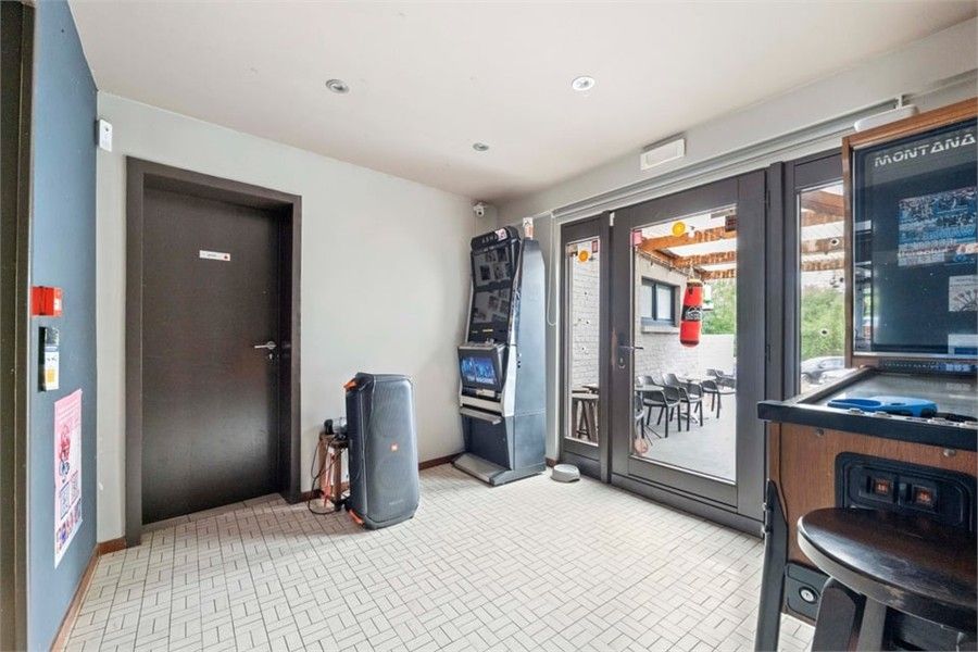 HANDELSHUIS MET PARKING OP EEN TOPLOCATIE IN LINTER foto 12