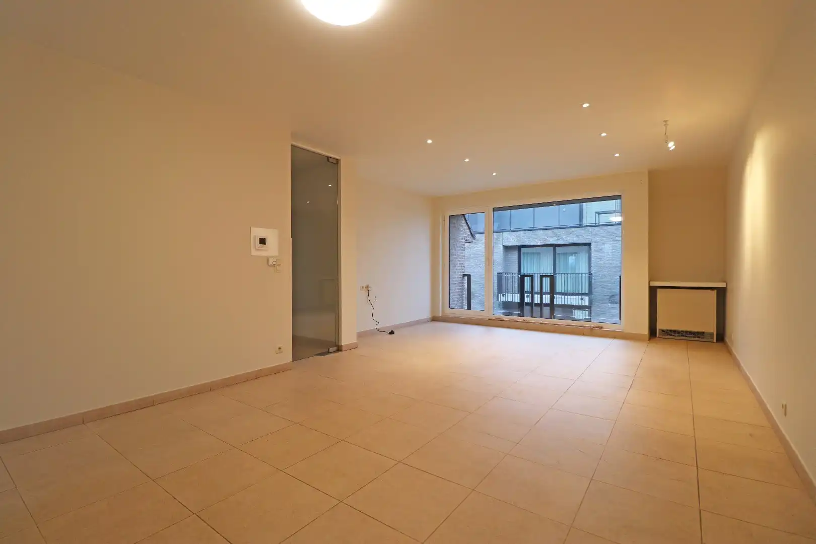 Gerenoveerd appartement met carport foto 4