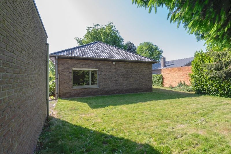 Op te frissen / te renoveren woning met tuin in residentiële buurt foto 4