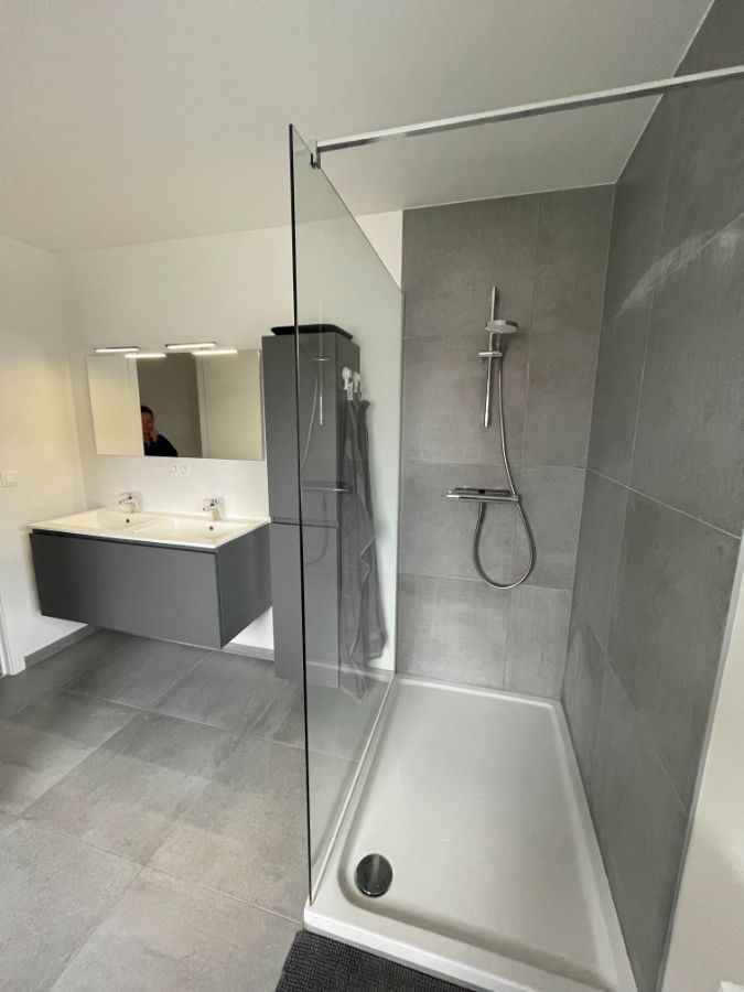 Drie slaapkamer EENGEZINSWONING met garage & tuin foto 27