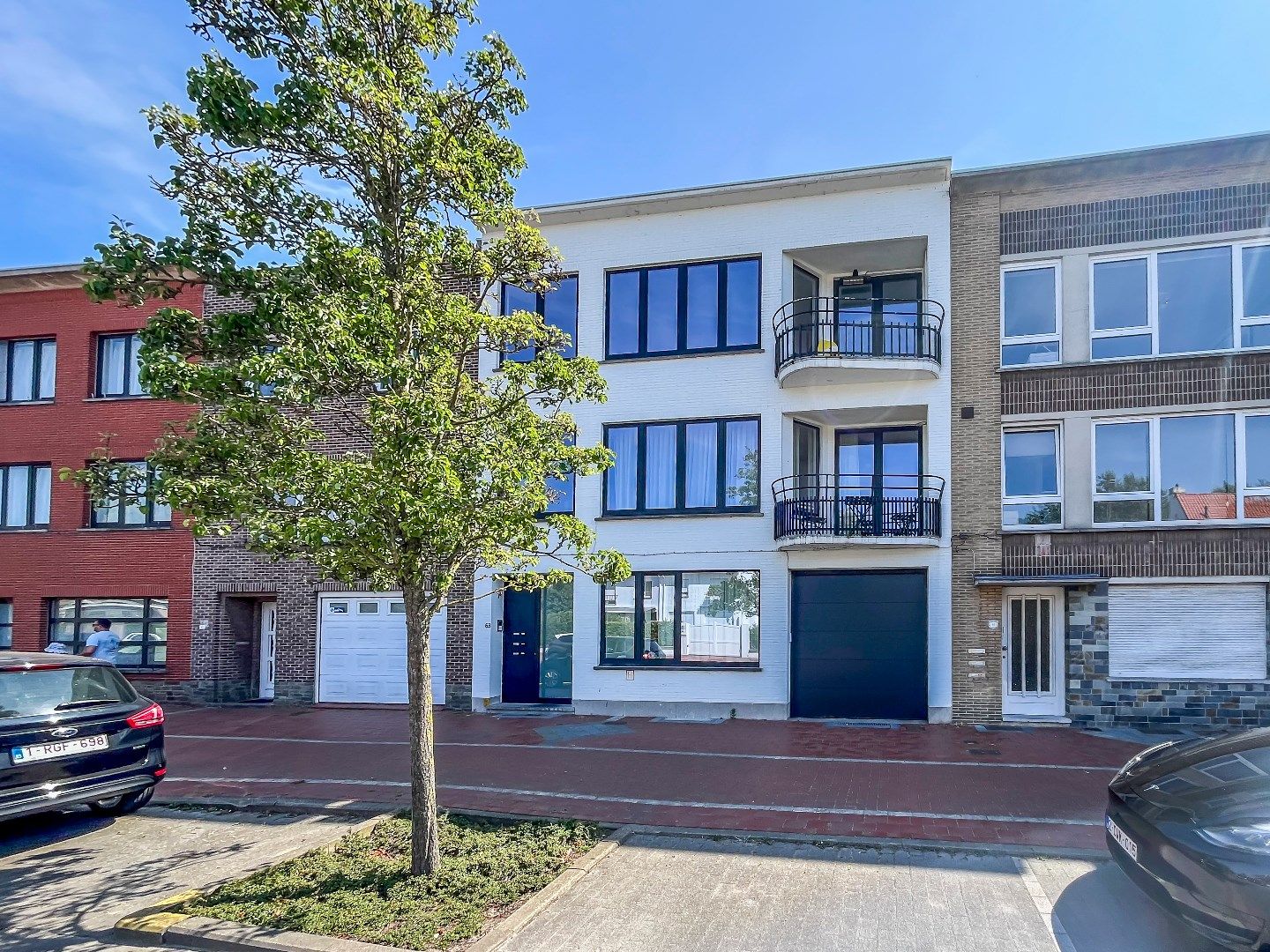 Gelijkvloerse garagebox gelegen aan de Meerlaan foto {{pictureIndex}}