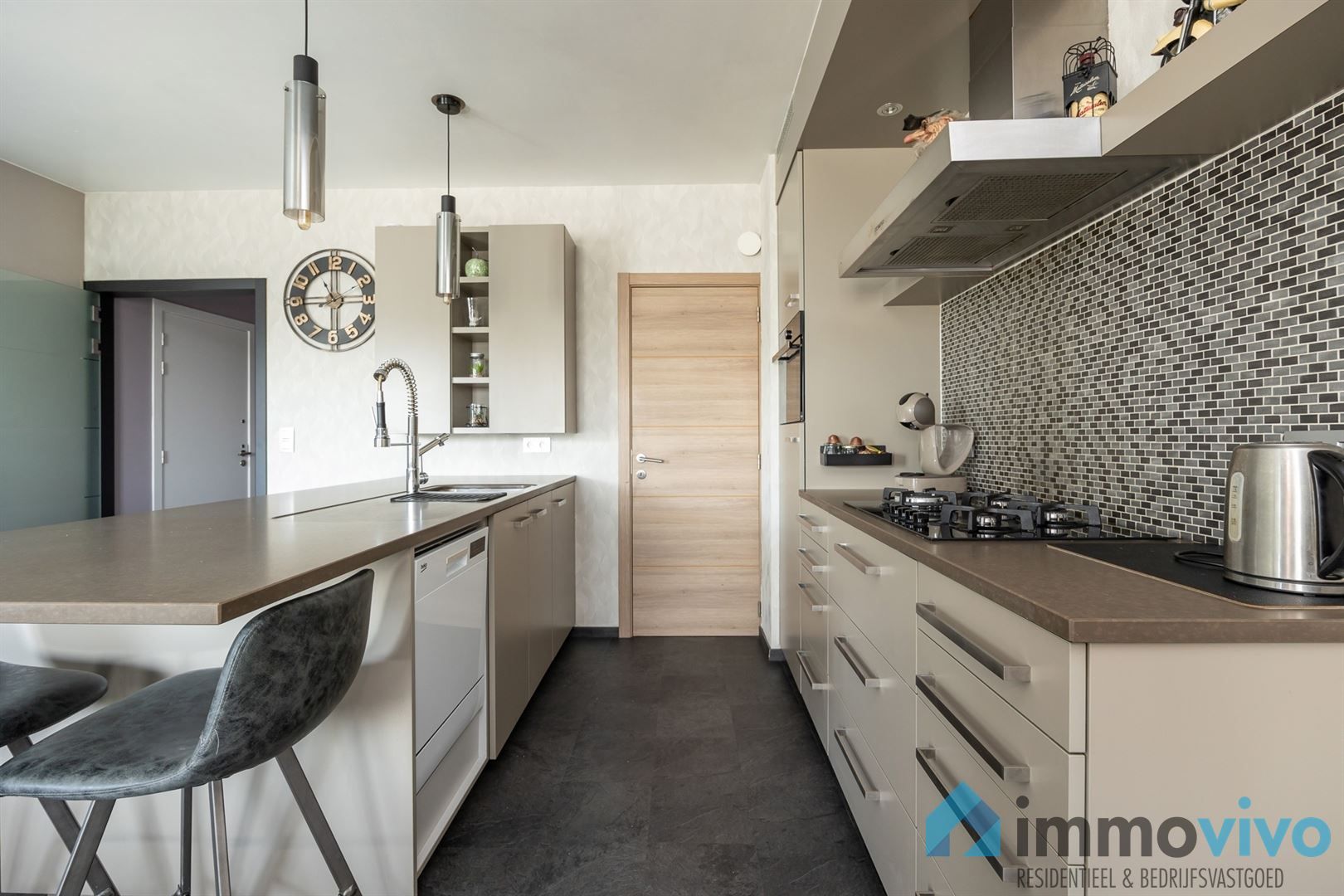 Instapklaar 2-slaapkamer appartement met terras en staanplaats. foto 4