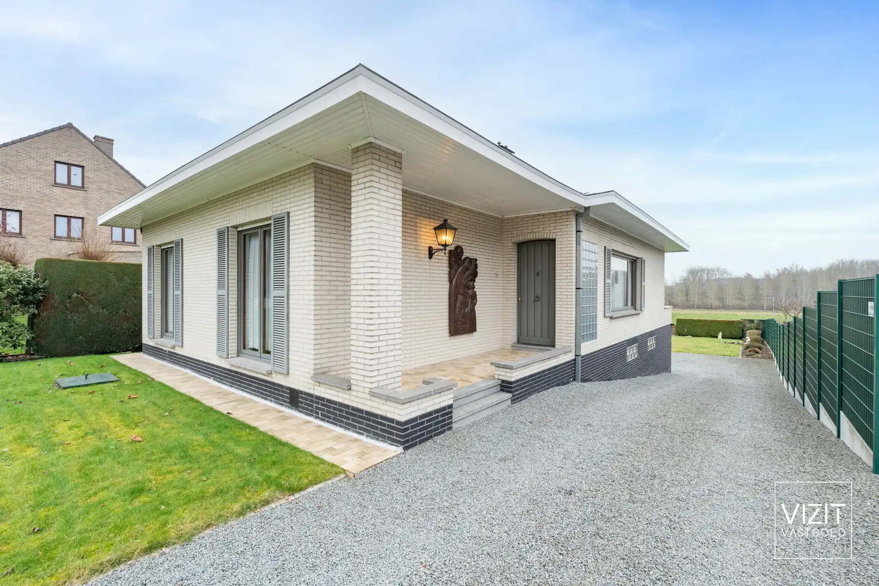 Hoofdfoto van de publicatie: Goed gelegen bungalow te Overboelare!