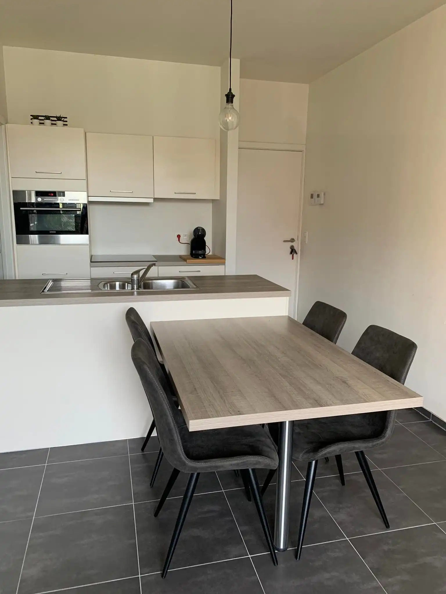 Prachtig 1 slaapkamer appartement nabij het station en centrum foto 6