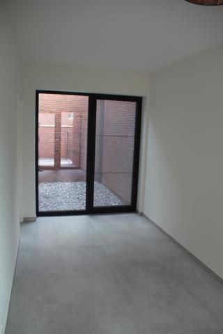 Energiezuinig (E48) gelijkvloers appartement, Kerkplein 4, midden in het centrum van Kortessem en voorzien van alle modern komfort: lift naar de garage, cv op aardgas, aluminium ramen met dubbel glas, ingerichte keuken met keramische kookplaat, vaatwasser, oven en koelkast. Berging, apart toilet, 3 slaapkamers, badkamer met inloopdouche en dubbele wastafel, ruim zuid-westelijk georiënteerd terras + kleine privé tuin aan de achterkant, dubbele garagestandplaats, kelderberging. Het appartement is  foto 12