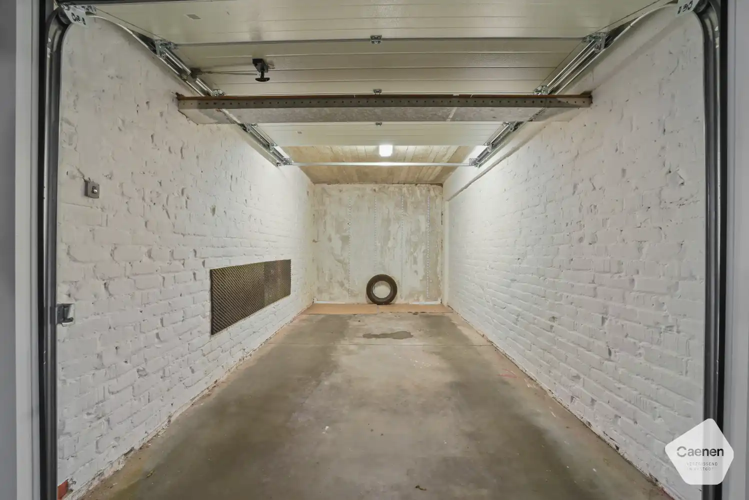 Ruime en gemakkelijk toegankelijke garagebox, gelegen in een straat direct achter de Zeedijk foto {{pictureIndex}}