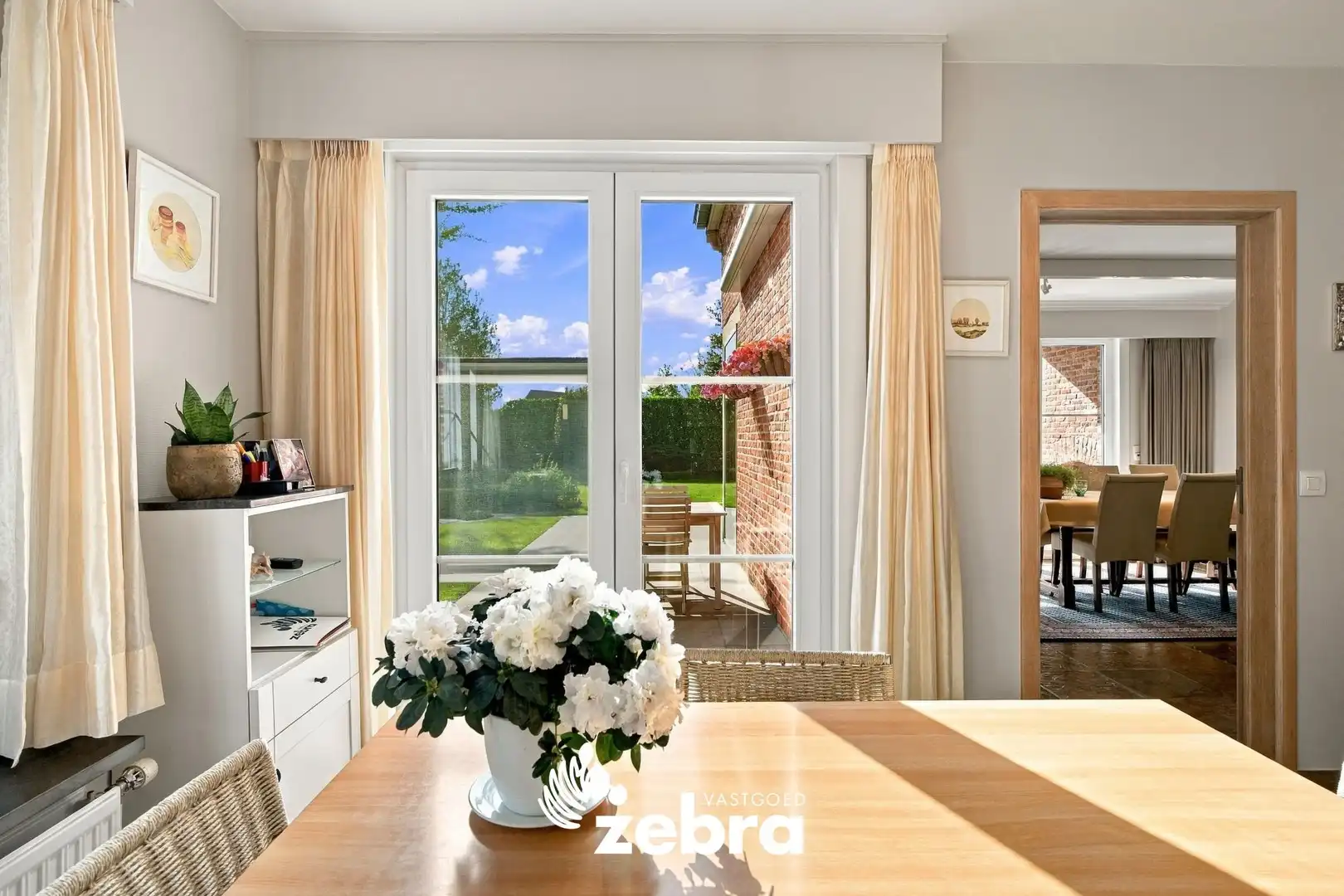 Instapklare open bebouwing met 4 slaapkamers, dubbele garage en prachtige tuin op een rustige ligging! foto 12