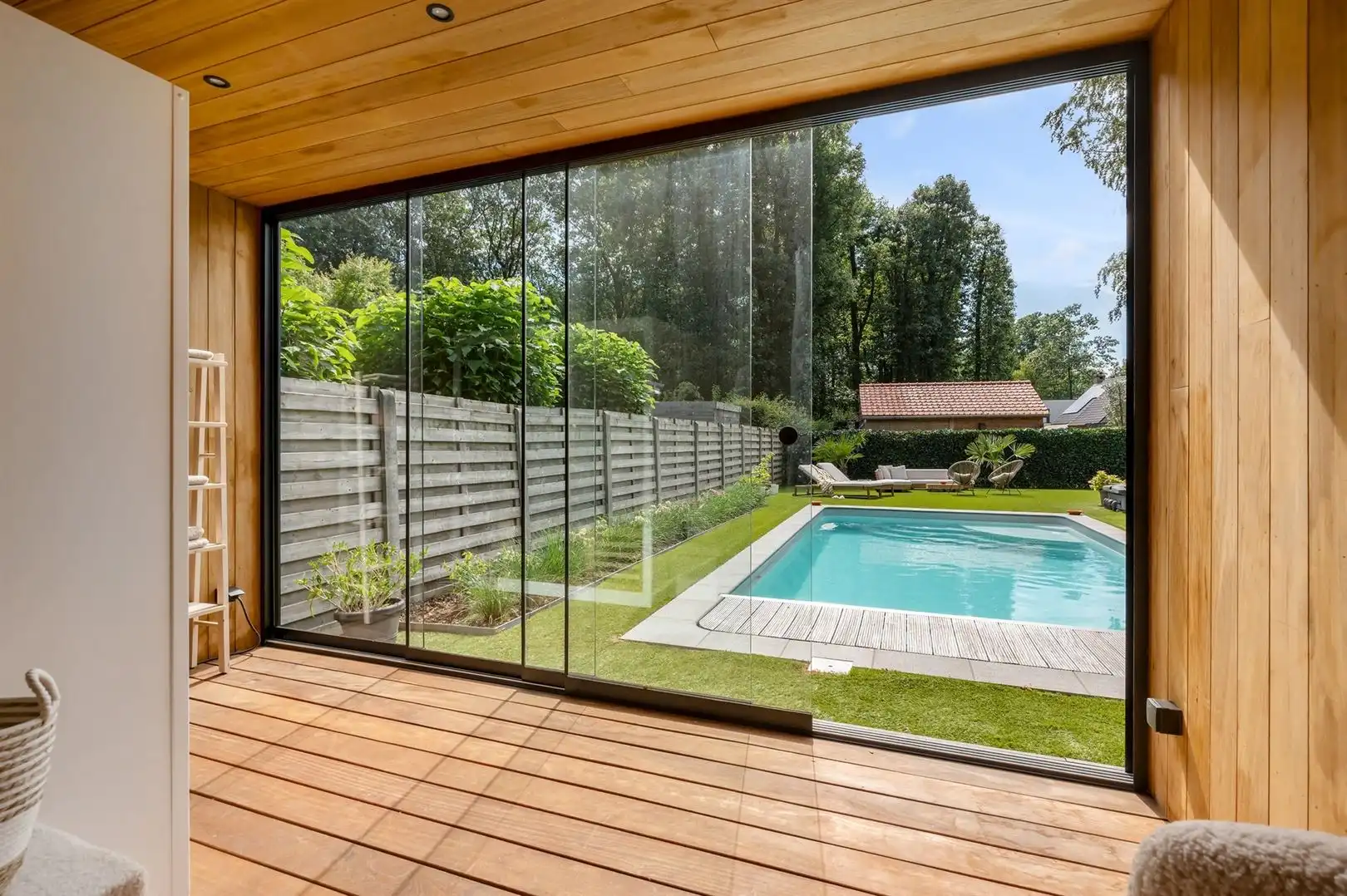 Instapklare halfopen villa met rieten dak, verwarmd zwembad en eigen wellness foto 14
