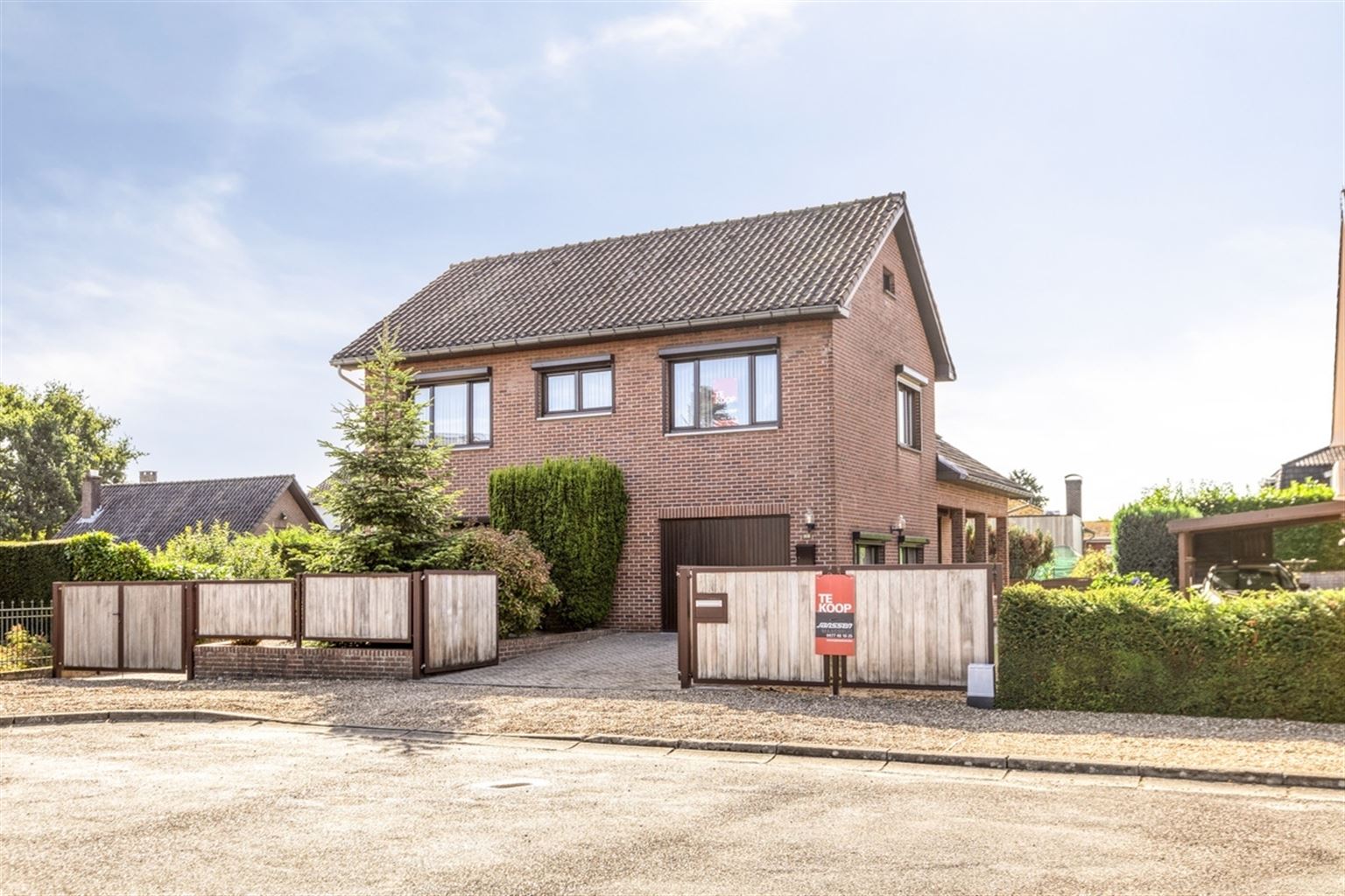 Hoofdfoto van de publicatie: Ruime gezinswoning voorzien van 5 slaapkamers, garage, kelder en tuin nabij het centrum van Neeroeteren. Tevens mogelijkheden voor het uitoefenen van een vrij beroep, praktijkruimte, kapsalon, etc. 
