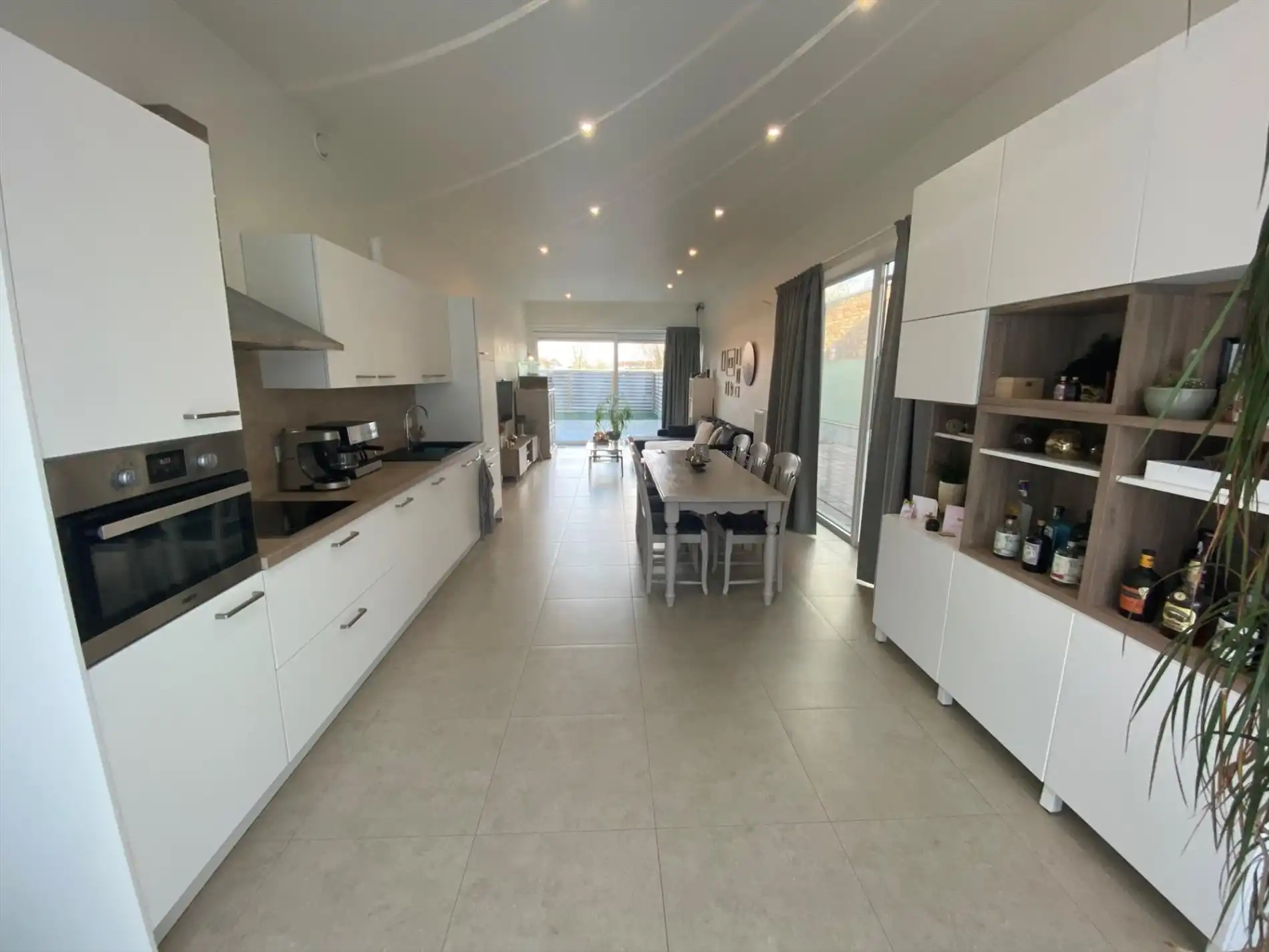 Recent ruim tuinappartement met 2 slaapkamers foto 2