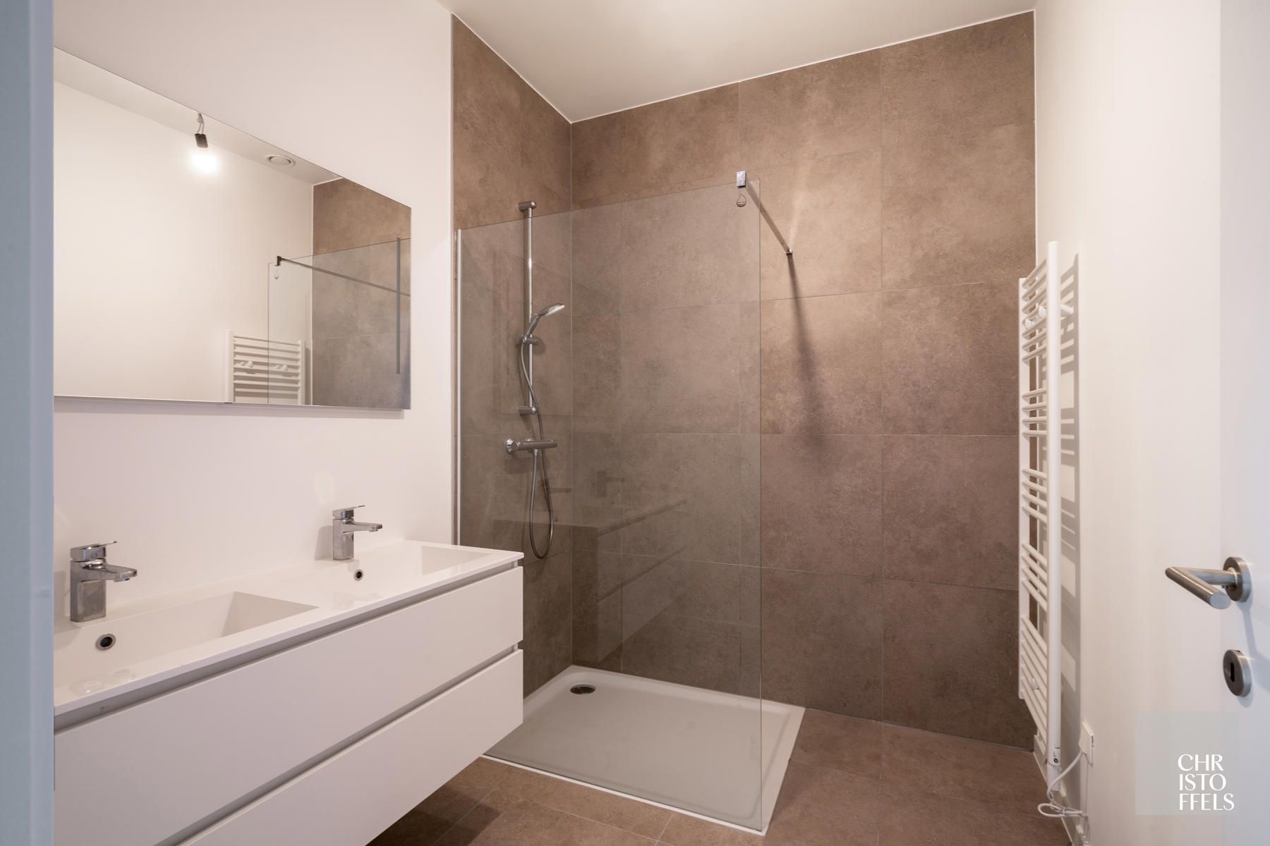 TE HUUR ONDER BTW - Modern lichtrijk appartement met 2 slaapkamers in hartje Lanaken!  foto 9