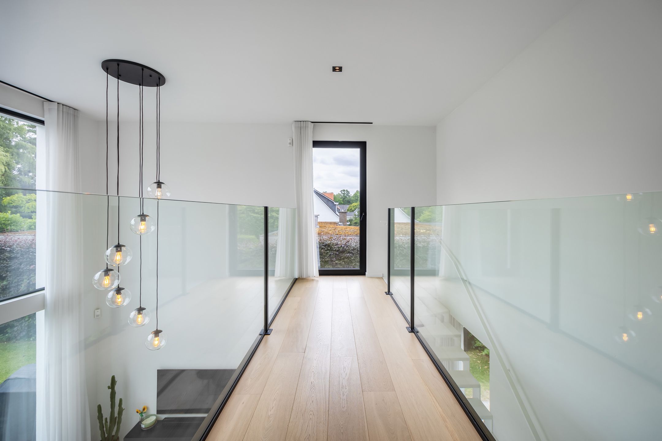 Moderne, recente villa met grote tuin en veel lichtinval foto 25