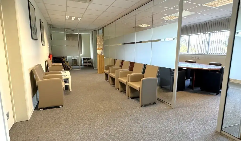 Ingedeelde kantoorruimte met visibiliteit te huur in Sint-Martens-Latem foto 7