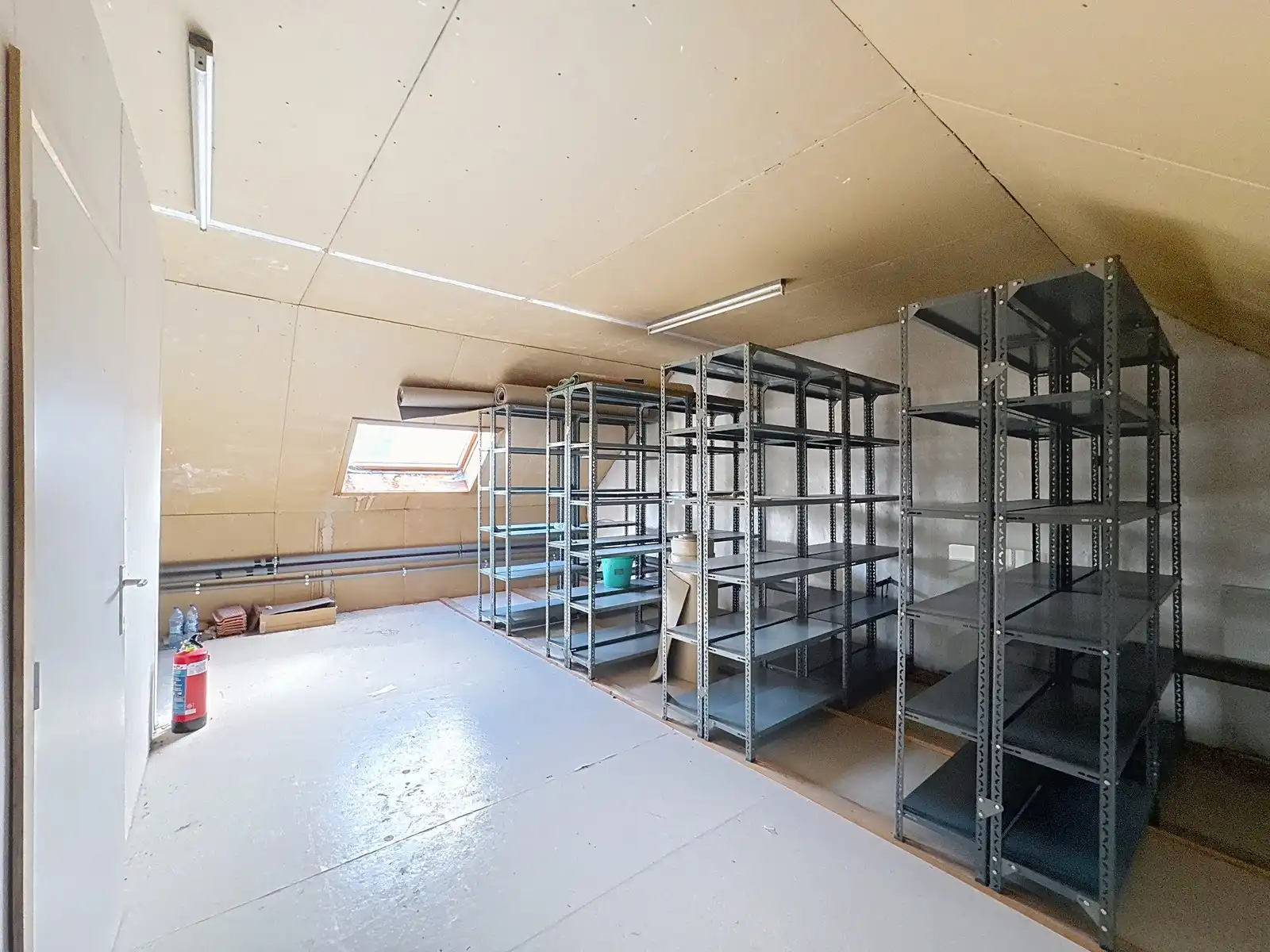 TOPLOCATIE: Lichtrijk en instapklare KANTOORGEBOUW (13 werkplaatsen) met ruime (198 P) parkeergelegenheid voor de deur! Vlakbij het station van Brugge. foto 14