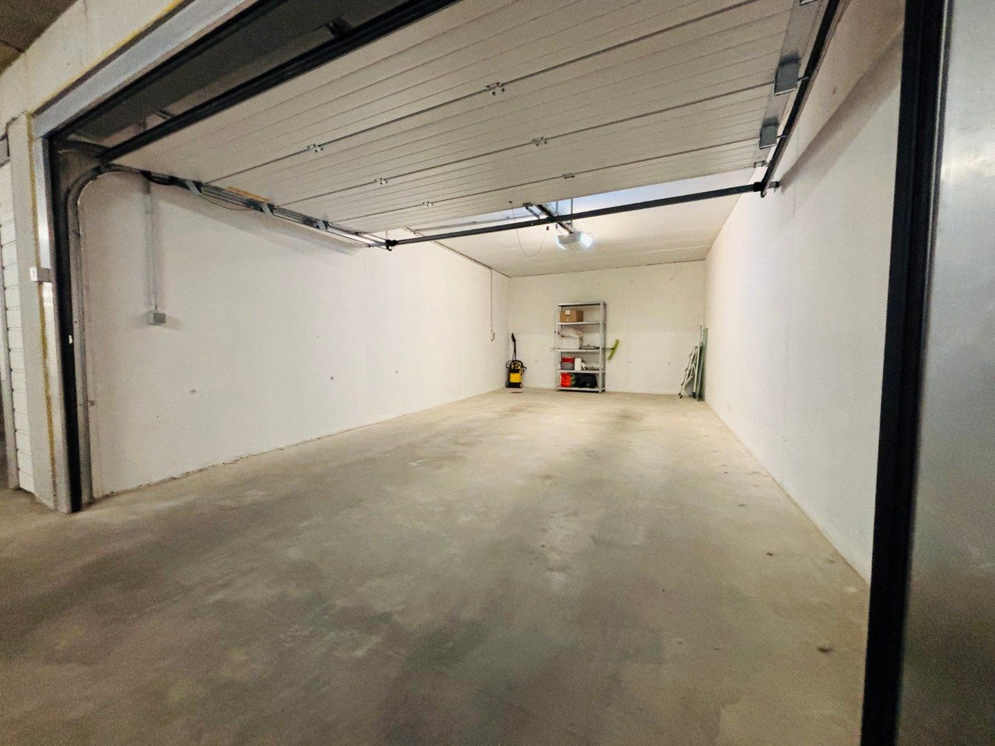 Grote garagebox met sectionale poort in mooie residentie op topligging foto 3