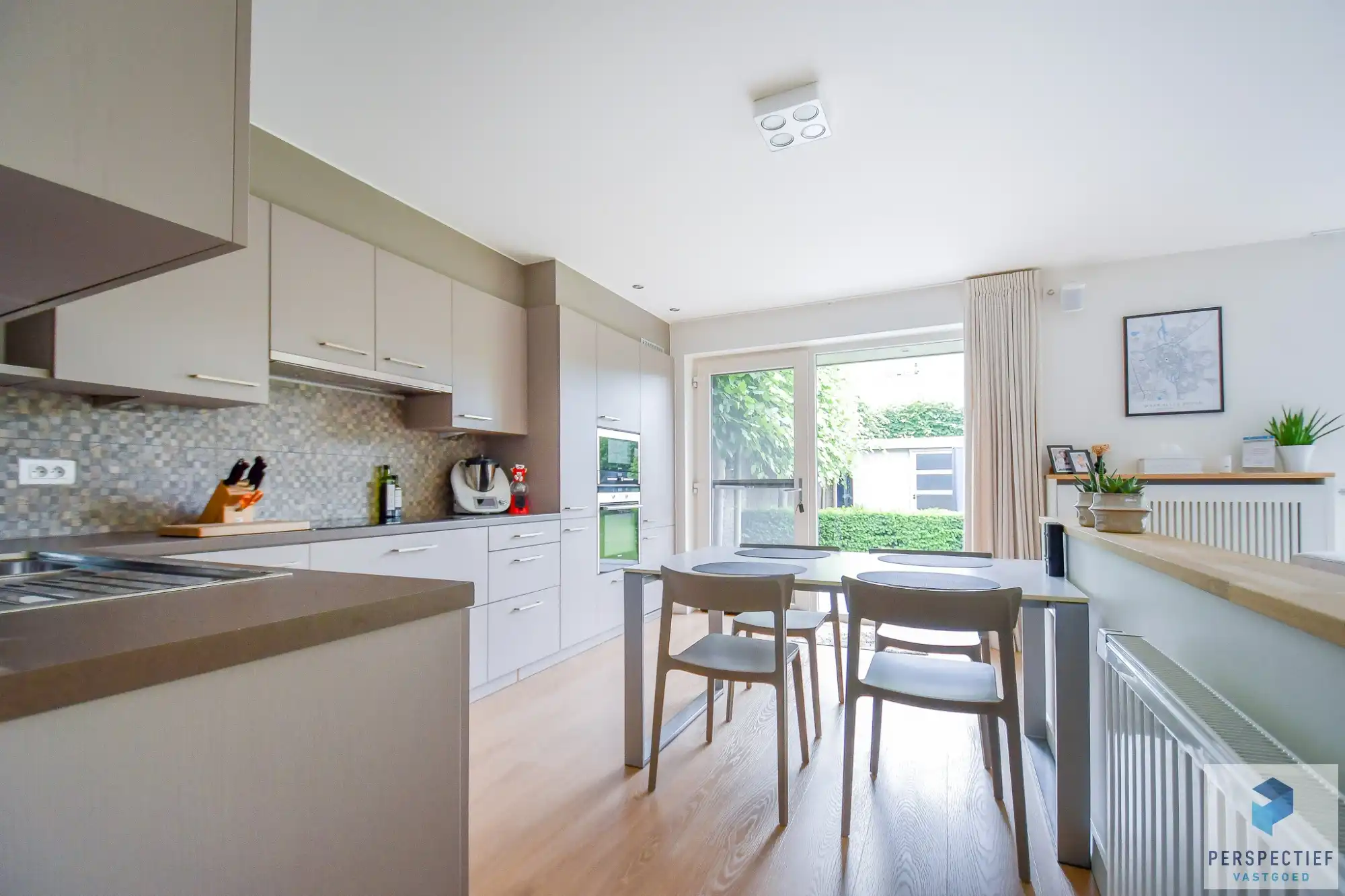 Moderne, veelzijdige gezinswoning met kantoorruimte en gezellige tuin foto 12