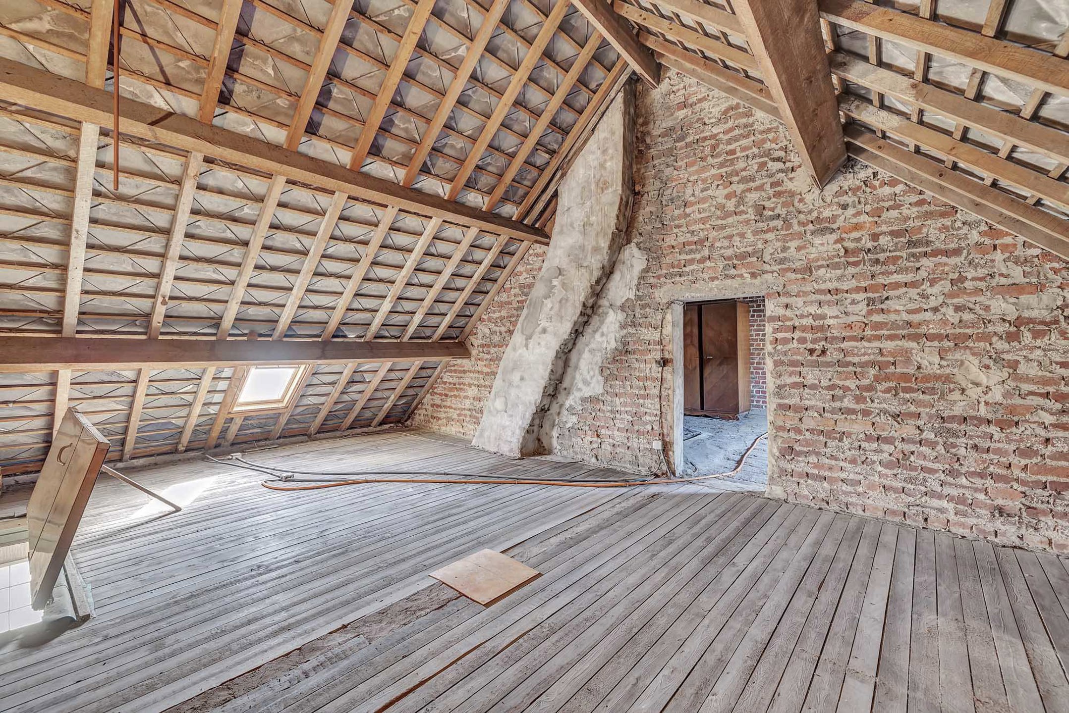 Ruime te renoveren woning op toplocatie foto 22