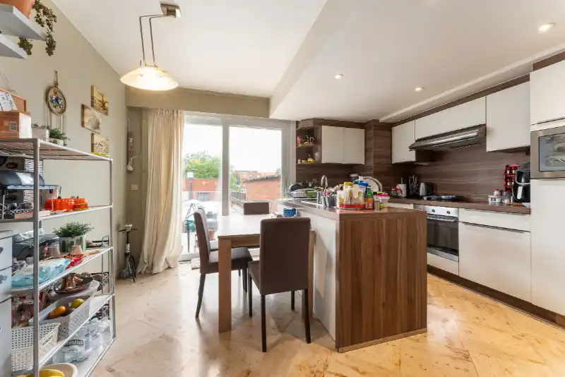 Genoveerd appartementsgebouw met drie appartementen en handelsruimte foto 9