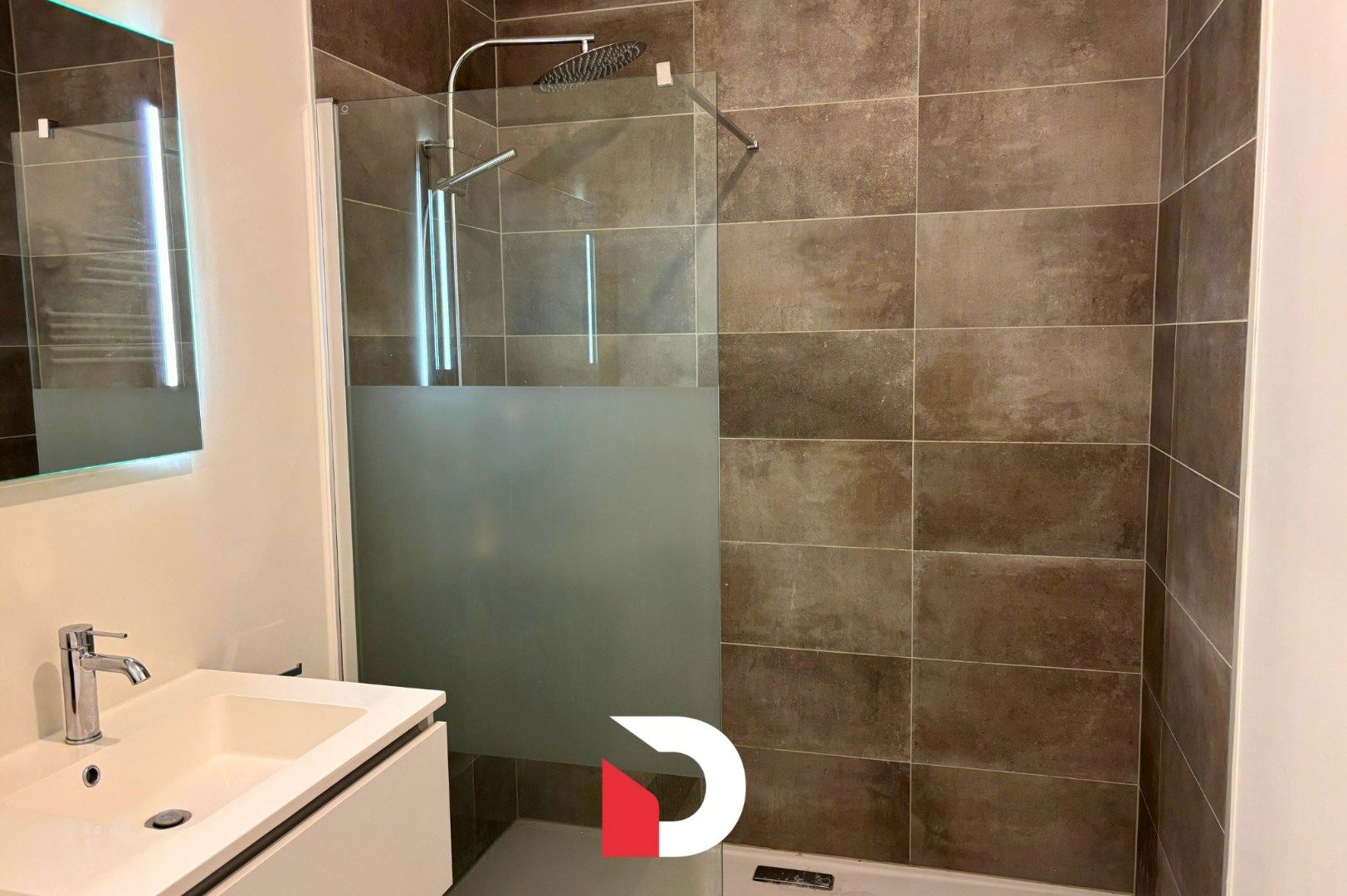 Luxueus gelijkvloers appartement met 2 slaapkamers en autostaanplaats foto 12